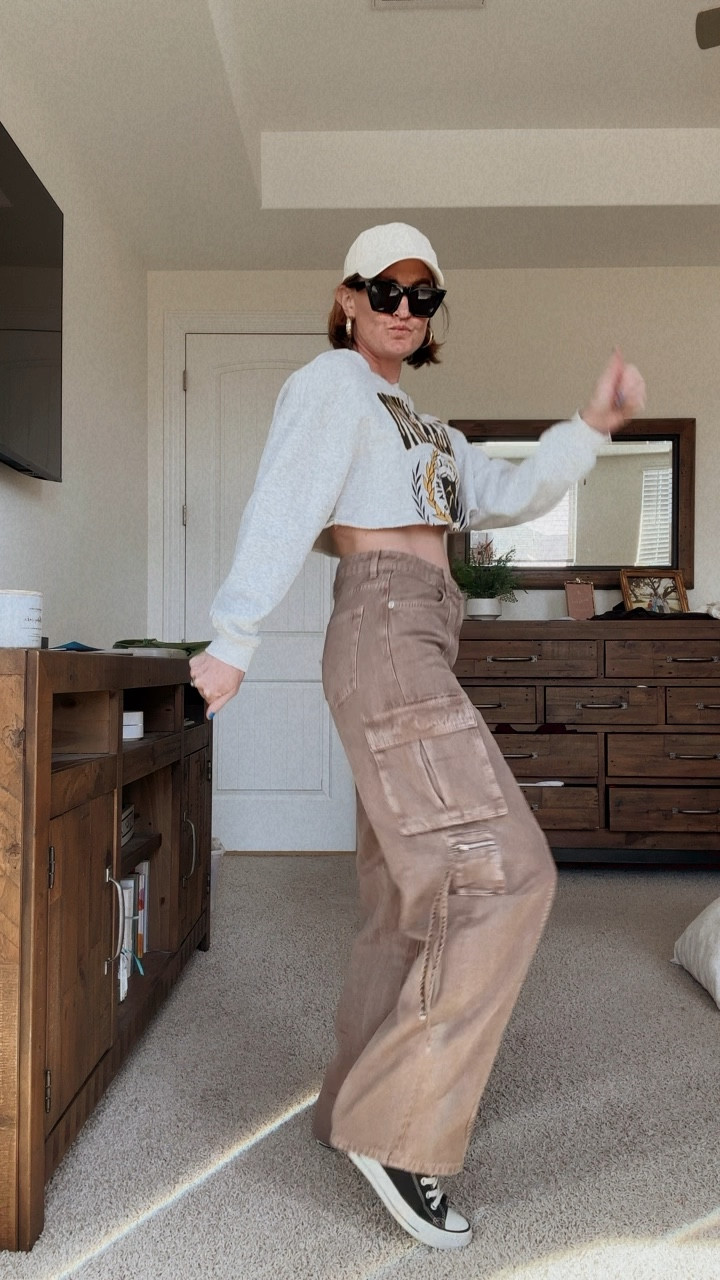 Wearing a size 6 in cargo pants; fit true to size or if anything run a little big! 

#LTKstyletip #LTKmidsize #LTKfindsunder50