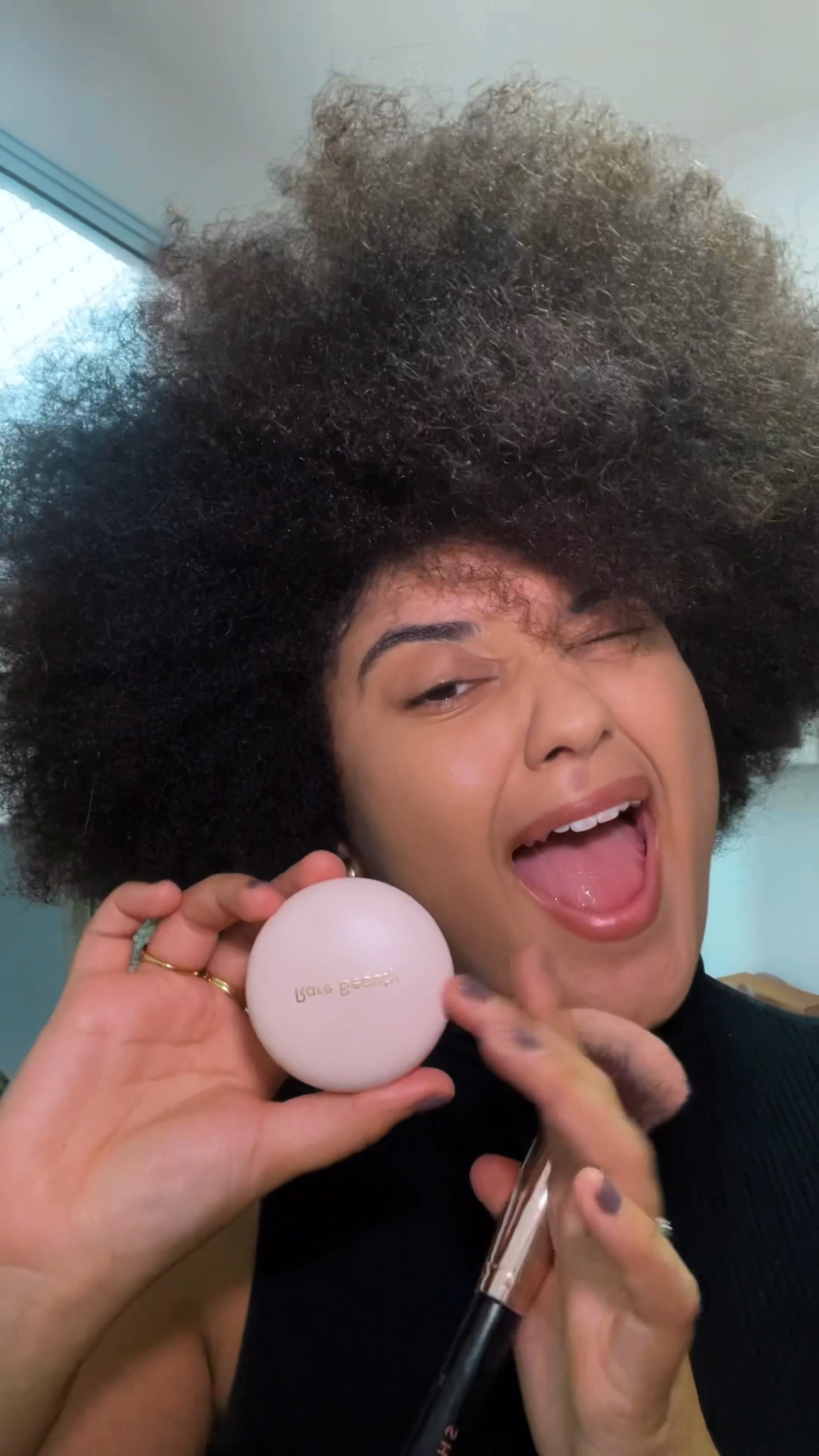 o novo queridinho da internet blush iluminador rare beauty ✨ o meu é na cor joy. obsessedddd

#LTKbeleza #LTKbrasil