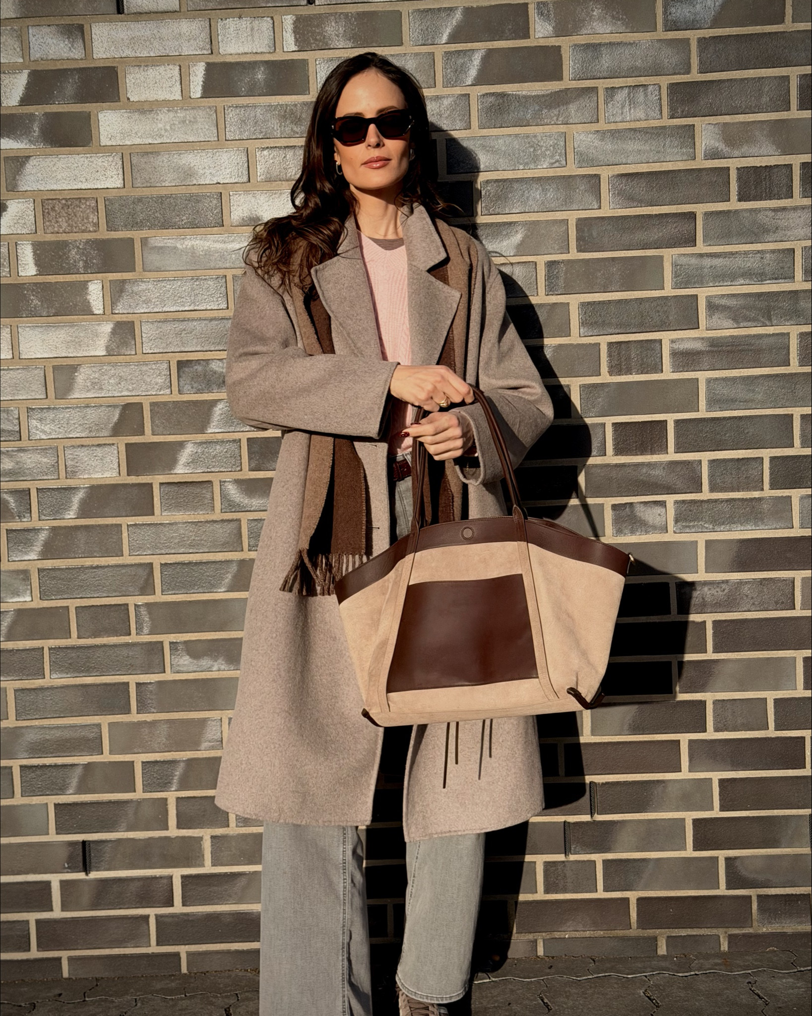 Τελευταία επιλέγω συχνά αυτόν τον συνδυασμό του ροζ με το γκρι, και ορίστε γιατί πιστεύω ότι λειτουργεί τόσο καλά:

• Το “Pop” του ροζ: Μου αρέσει να χρησιμοποιώ ένα κομμάτι του συνόλου μου σε αυτή τη dusty rose απόχρωση ως σημείο εστίασης. 
Σπάει την ουδετερότητα του γκρι και του καφέ, δίνοντας ζωντάνια στο σύνολο χωρίς να είναι υπερβολικό.

• Η ισορροπία του καφέ: Για να μη δείχνει το ψυχρό γκρι πολύ «επίπεδο», πρόσθεσα σοκολατί λεπτομέρειες. Το κασκόλ και η δίχρωμη τσάντα προσθέτουν την απαραίτητη ζεστασιά που κάνει όλο το look να δείχνει πιο γειωμένο και ιδανικό για την εποχή. 🤎

• Η σιλουέτα: Όλα είναι θέμα γραμμών. 
Ο συνδυασμός ενός παλτό σε μακριά γραμμή με τη χαλαρή γραμμή αυτού του παντελονιού δημιουργεί μια σοφιστικέ σιλουέτα που παραμένει ανεπιτήδευτη.

Η μόδα έχει μια σίγουρα δόση «επιστήμης», αλλά οι προσωπικές πινελιές είναι αυτές που την κάνουν τέχνη 😘

Ποιο κομμάτι είναι το δικό σας αγαπημένο σε αυτό το σύνολο; ✨

~~~~~~~~~~~~~~~~~~~~~~~~~~~~~~~~~~~~~~

I’ve been leaning into this pink and grey pairing lately, and here is why I think it actually works:

• The «Pop» of Pink: I love using a dusty rose sweater as a focal point. It breaks up the cool grey and deep brown tones, adding a bit of life to the outfit without feeling overwhelming.

• Grounded by Brown: To keep the cool grey from feeling too «flat,» I layered in chocolate brown accents. 
The scarf and bi-color tote add a much-needed warmth that makes the whole look feel more grounded for the season. 🤎

• The Silhouette: It’s all about the lines. Pairing a long, structured coat with the relaxed fit of these trousers creates an elongated, sophisticated profile that still feels effortless.

Fashion is a bit of a science, but it’s the personal touches that make it art 😘

Which piece is your favorite? ✨

#TonalDressing #PinkAndGrey #StreetStyleInspo #MinimalistFashion #WinterPastels

#LTKwinter #LTKstyletip #LTKeurope