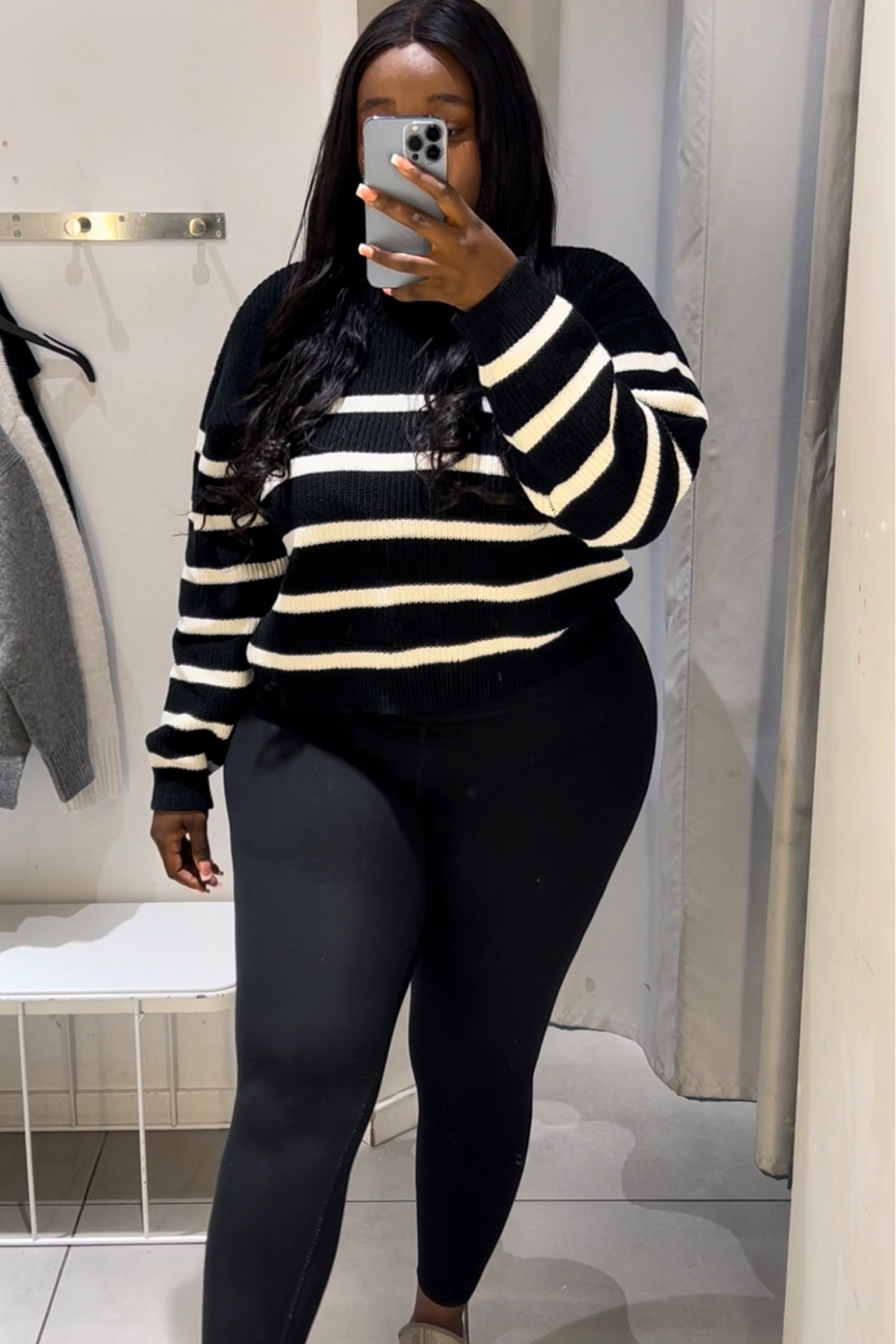 Jumper in a soft knit made from a cotton blend.
Round neckline, low dropped shoulders and long, wide sleeves with close-fitting cuffs.