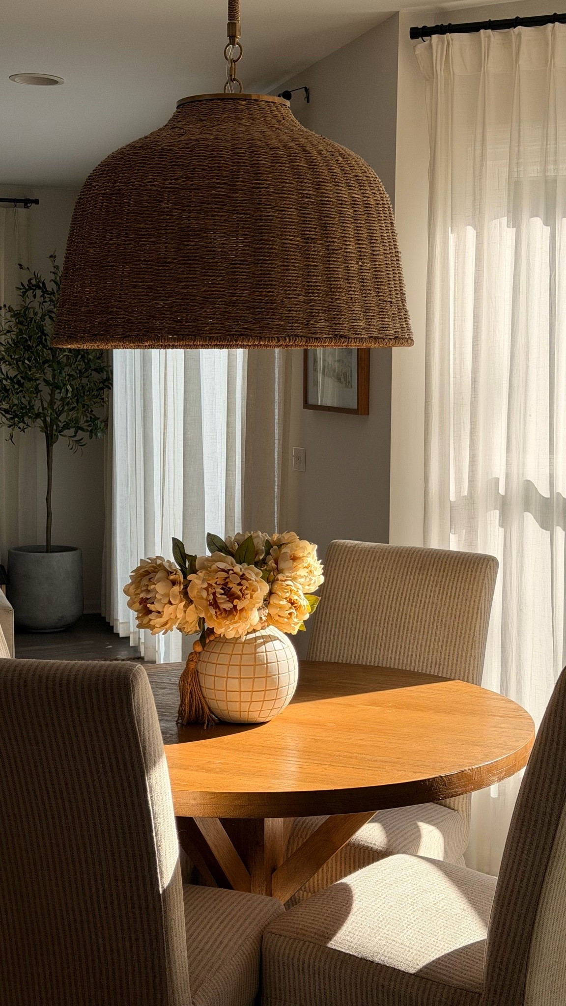Little fall refresh for the dining room 🤎 This woven pendant instantly made the space feel warmer and cozier. I love how much texture it adds without making the room feel busy. Linking the light + similar finds!