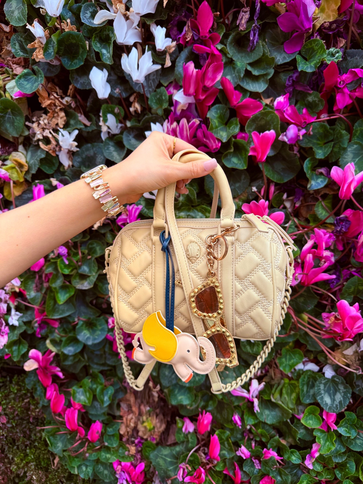 Handbag game: extra.
Because grown-ups need cute keychains too 🐘💛🕶️
#FashionFun #BagGoals #SpringPop
