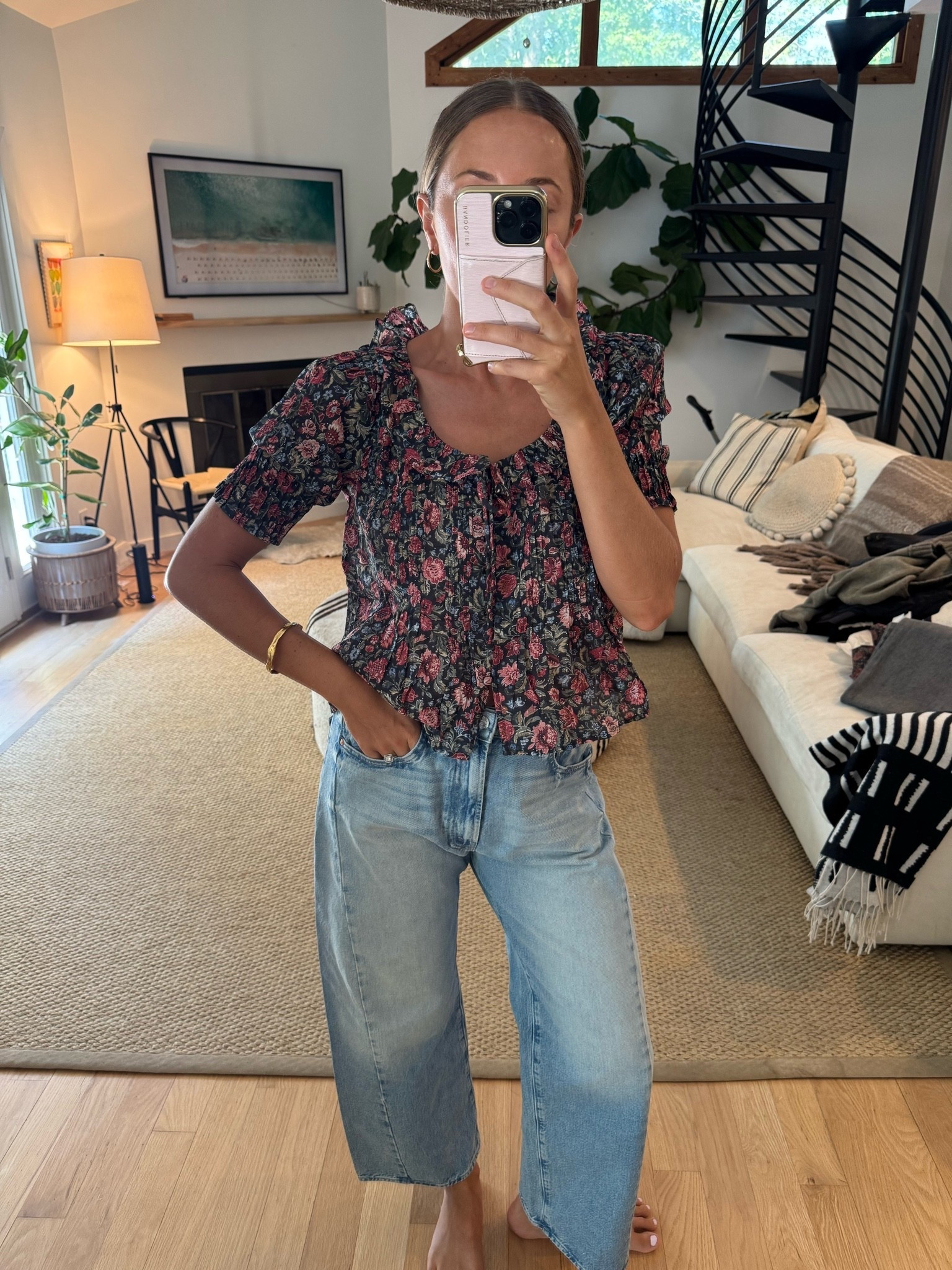 Pretty blouse, size small 
28 jeans