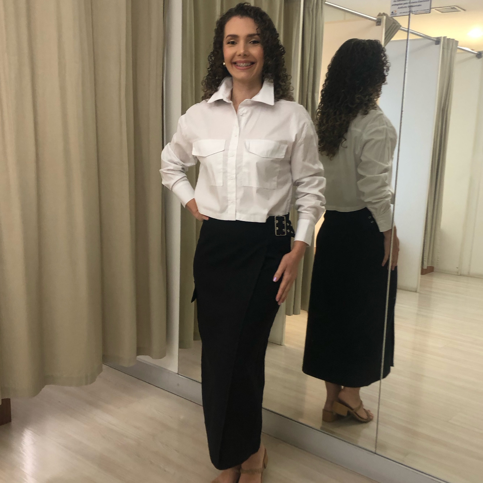 Nada melhor que um look coringa e moderno devido as modelagens das peças. Camisa branca de colarinho curta e saia MIDI preta em alfaiataria. Peças das lojas Renner. 
#provador #modafeminina #imagemeestilo

#LTKbrasil #LTKdicadeestilo