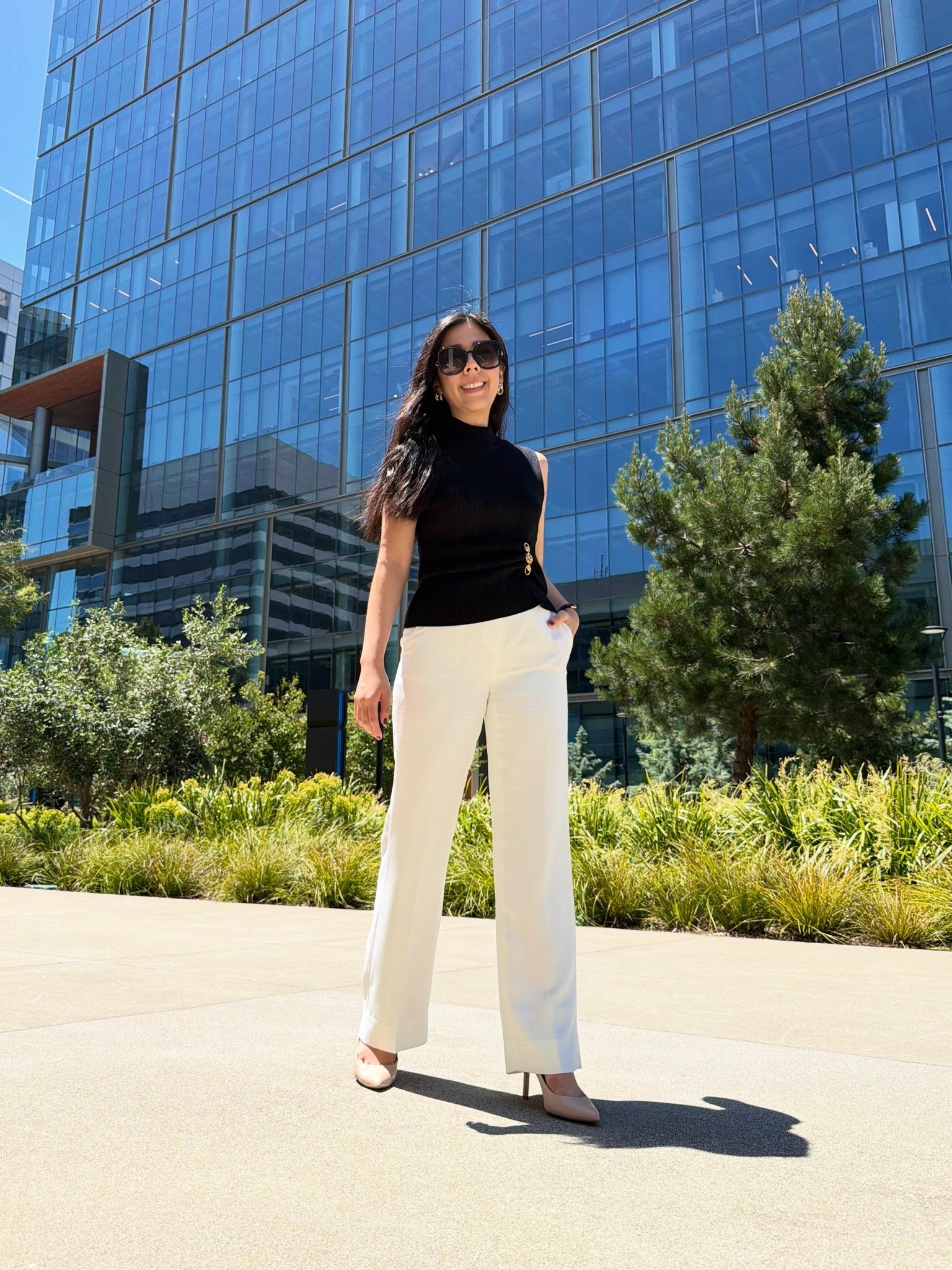 I love a simple black and white outfit for work but I feel as if there’s something more elegant when your bottoms are white. These pleated trousers are comfortable so they’re great for the office and they do not wrinkle easily! Since it’s been rather cool in the Bay, I paired these bottoms with my sleeveless mock neck top that has some gold hardware on one side. #workwear #businesscasual #corporatestyle #oldmoney #mockneck