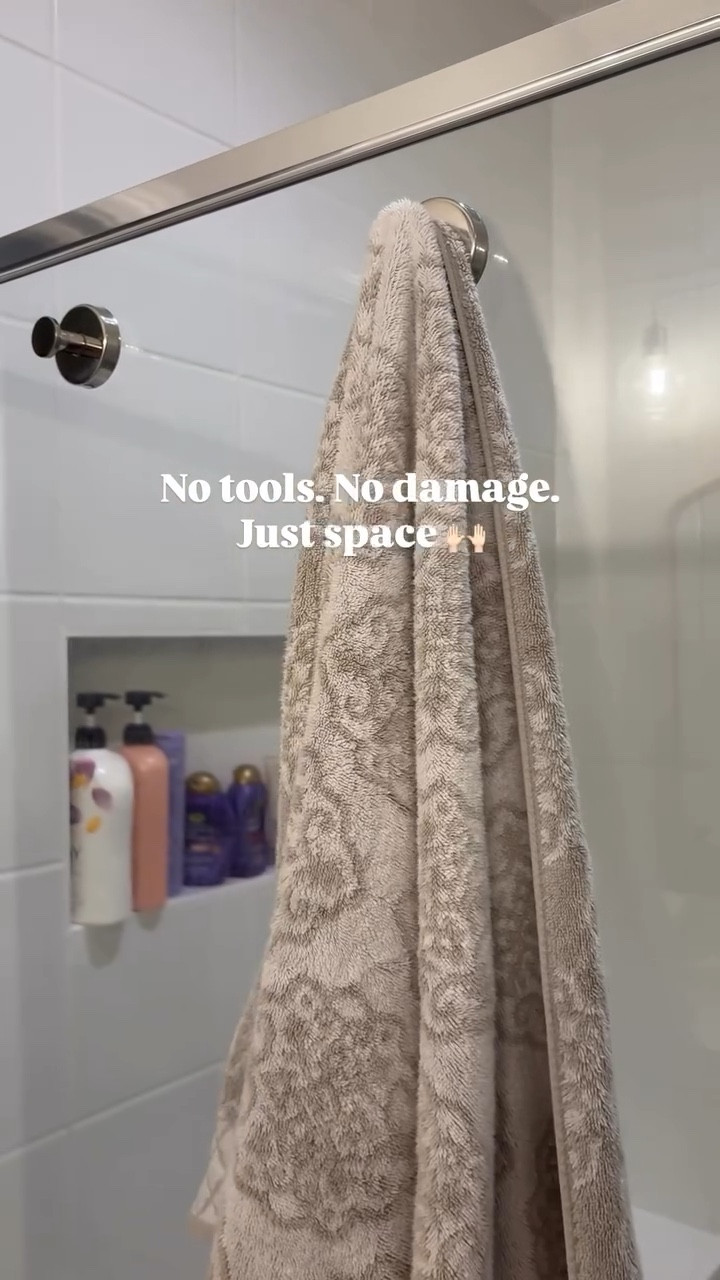 Our bathroom isn’t technically shared…
but our kids made it theirs 😅
Too many towels, not enough space.

These Amazon suction hooks work on glass, need no tools, and actually hold.

Comment ‘BATHROOM’ and I’ll send you the link 👇

#amazonfinds #bathroomorganization #momlife #smallbathroomhack #renterfriendly #glassshowerhack #homehacks #towelstorage #familybathroom #homeessentials