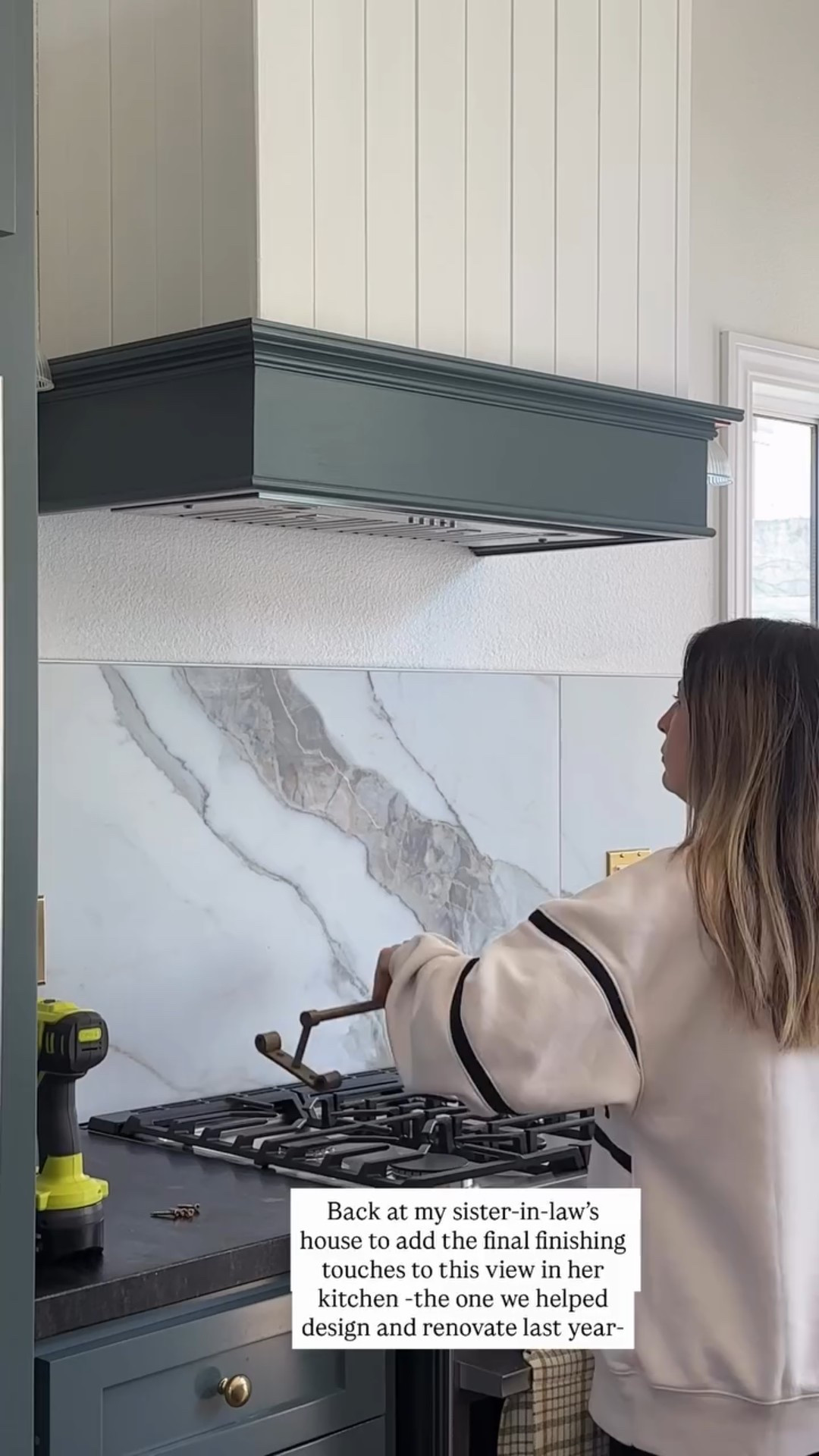 Back at my sister-in-law’s house to add the final finishing touches to this view in her kitchen -the one we helped design and renovate last year-