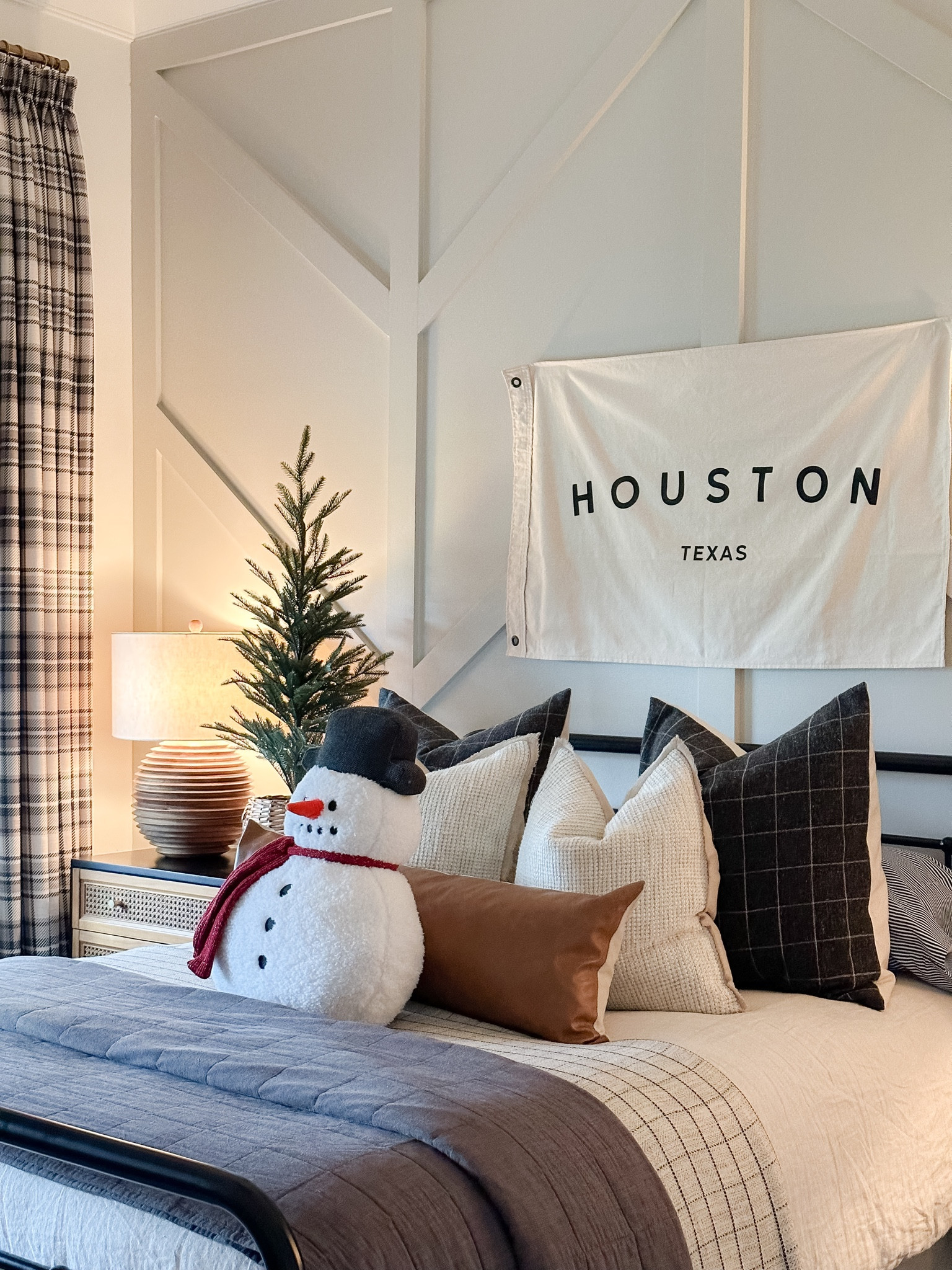Boys’ Christmas mini bedroom makeover!

#christmas #boysroom #kidsroom #kidsrooms #pillows #plaidpillows #linen #linenduvet #lamps #tablelamps #woodenlamps #tjmaxx #amazonfinds #amazonbedding #fan #ceilingfan #bedsidetable #tables #boysdecor #boysroommakeover #trees #christmastrees #lumbarpillow #twopagescurtains #plaidcurtains 



#LTKHoliday #LTKHome #LTKSeasonal