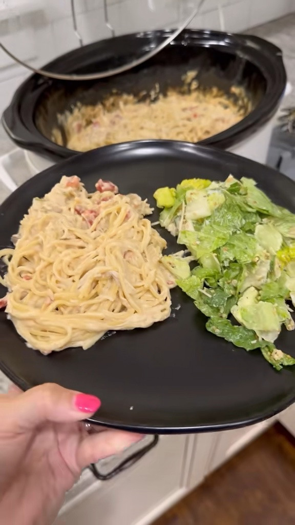 🥘 SUPER EASY CROCKPOT CHICKEN SPAGHETTI you guys have to try it!!!! This recipe is so so easy, delicious & makes a ton so you can heat it up as leftovers too. (recipe below 👇)

🗒️ SUPER EASY CROCKPOT CHICKEN SPAGHETTI:
1. Throw 2-3 chicken breasts in the crockpot, 1 can of cream of chicken soup, 1 can of cream of mushroom soup, 1 can of rotel, 1 8 oz block of cream cheese, 2 tbsp of minced garlic, 1-2 tbsp of both onion powder and paprika, salt and pepper. Cook on low 4-6 hours or high 2-3 hours.
2. Once cooking time is done, shred or cube your chicken and put back in the crockpot. 
3. Cook 1 box of spaghetti noodles or your favorite pasta until done, drain & toss in crockpot & mix well.
4. ENJOY!

🩷 Save this recipe for later and let me know if you try it!

#dumpandbake #crockpotrecipe #easycrockpotrecipe #crockpotdinner #dumpandcook
