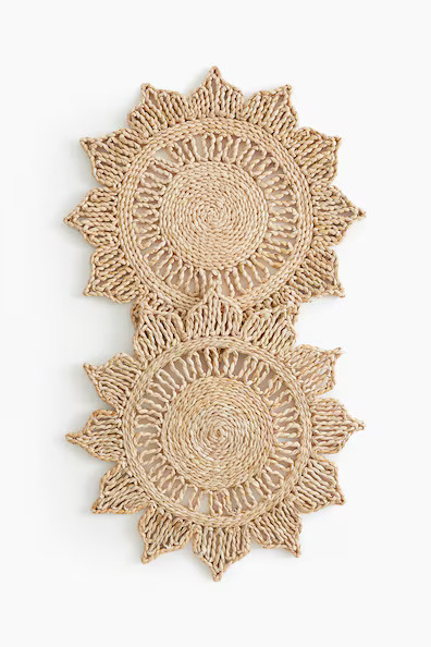 H & M - 2-pack flower-shaped straw place mats - Beige | H&M (UK, MY, IN, SG, PH, TW, HK)