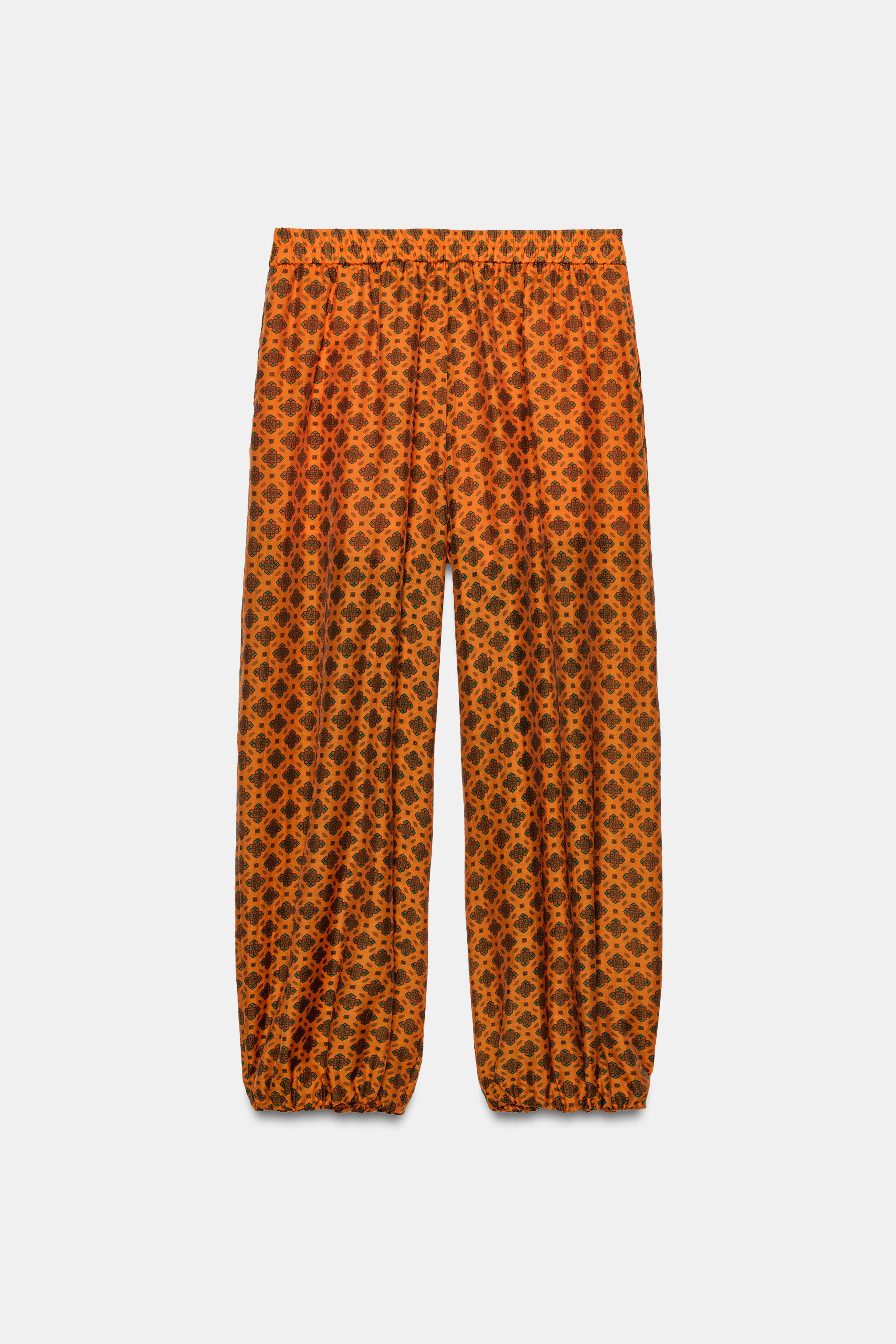 Mid-rise pants with an elastic back. Featuring darts and front pockets. Short interior lining. Pu... | Zara US