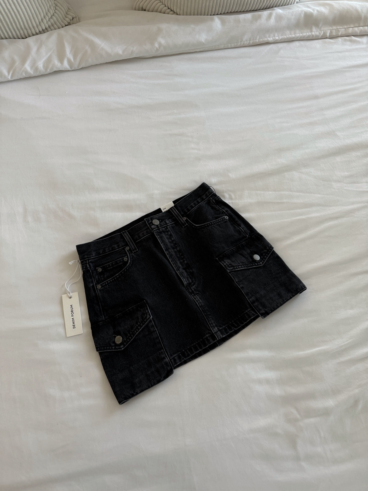 aritzia cargo denim skirt!!!! so cute!! 🖤

#LTKSpringSale #LTKstyletip #LTKfindsunder50