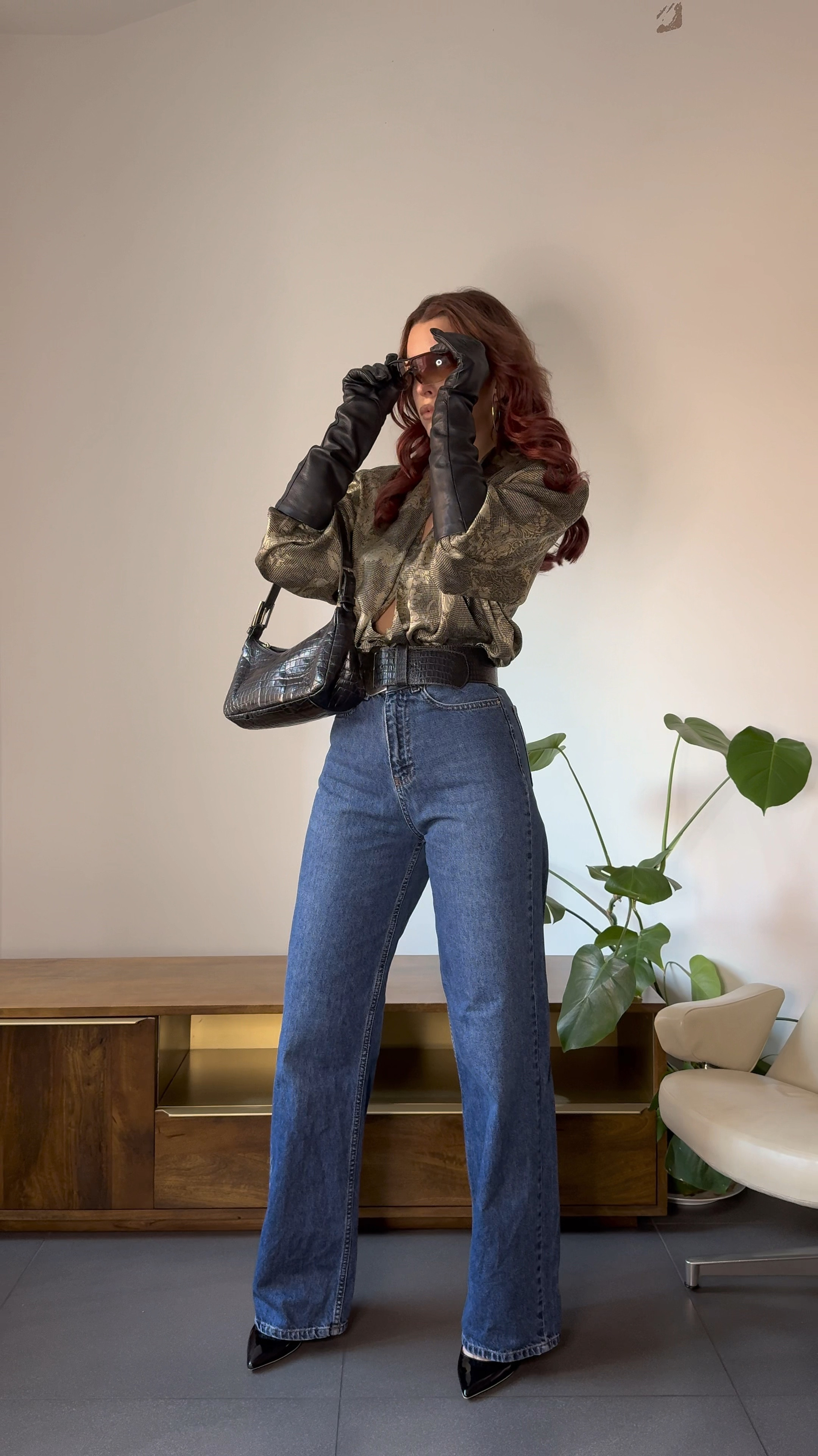 A classy hun 💅🏻

. 

Style tip: Elevate a shirt and jeans outfit with long leather gloves in black or burgundy, a wide waist belt, pointed toe shoes and biiig sunglasses

. 

Outfit details: 

Blouse - vintage 
Jeans - @warehouseuk 
Gloves - vintage 
Bag - thrifted 
Shoes - @zara 

. 

🖤 Follow for more style inspo 

#outfitinspo #ootd #fashioninspo #autumnfashion #autumnoutfitideas



#LTKautumn #LTKstyletip #LTKuk