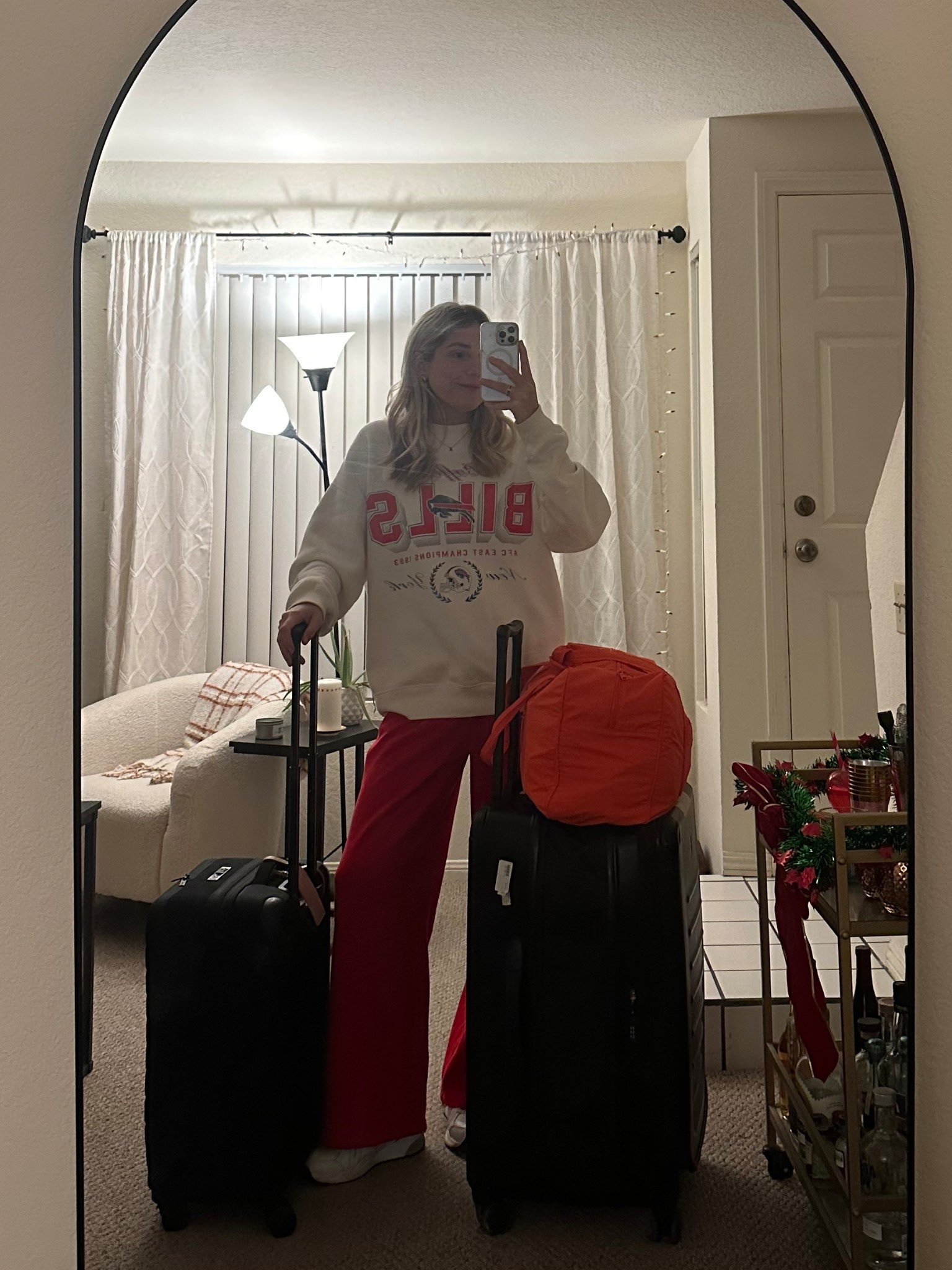 Travel outfit / red sweatpants and vintage football sweatshirt 