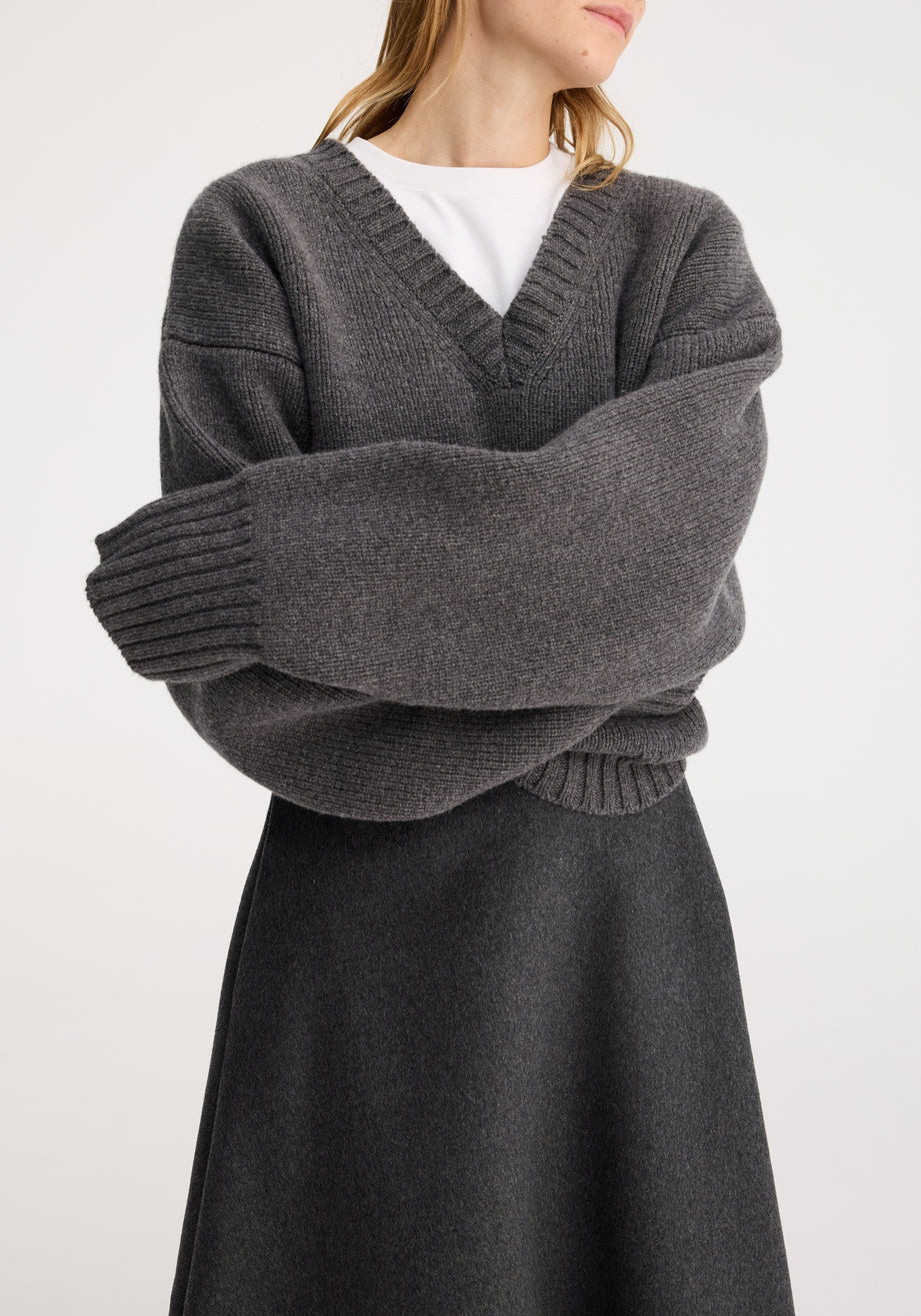 compact v-neck jumper | mid grey melange | Rohe