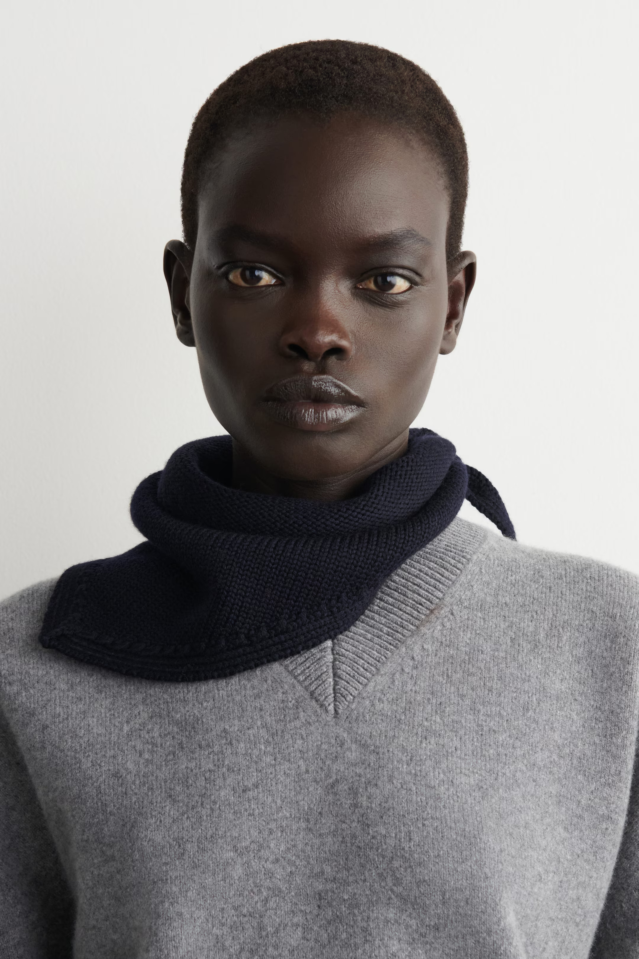 MERINO WOOL TRIANGLE SCARF - NAVY | COS US | COS (US)