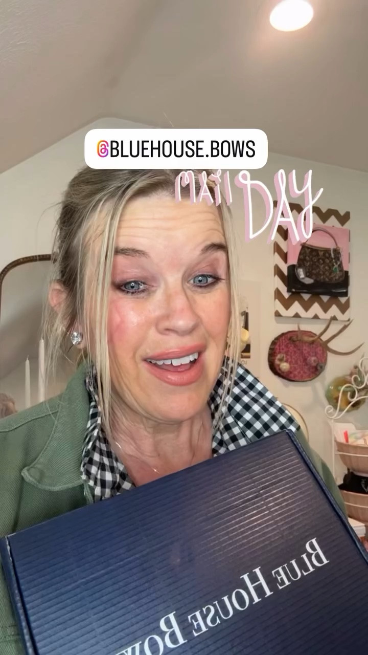 Mail Monday…

Story time and what’s arrived lately… things I’ve ordered, PR packages, collaborations coming up…

Wearing :
Utilities jacket Amazon’s-tts

Gingham button up tts 

V neck white sweater with bold navy stripe  tts 

Diamon manufactured stud earrings 

Mail:  bluehousebowd

#LTKstorytime #LTKdayinmylife #LTKOver40