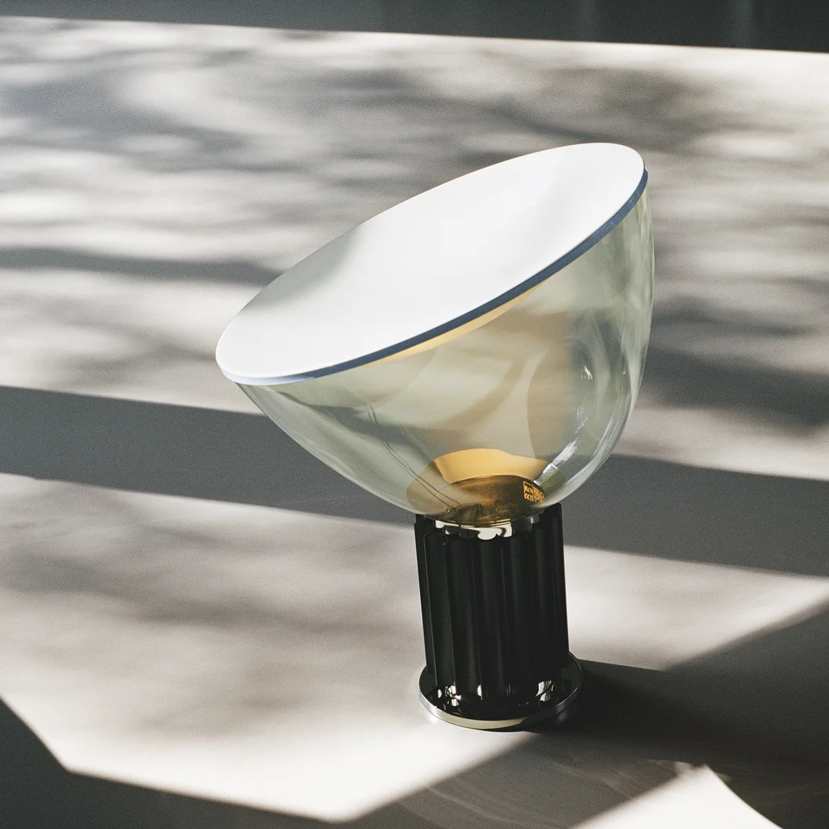 Taccia small LED Tischleuchte von Flos | Connox | Connox DE