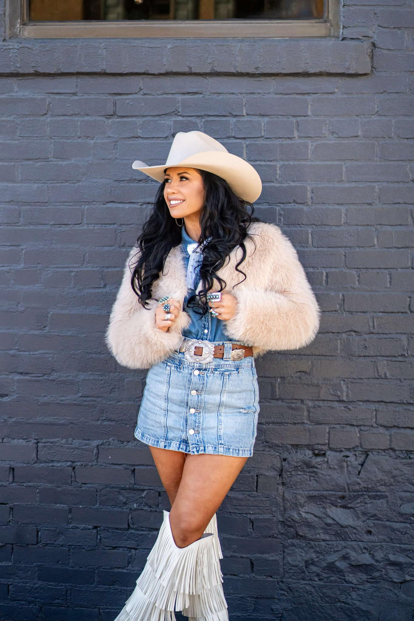 Belt is from Boot Barn. Fringe boots are from roaminggrace on insta🫶🏼 #western #westernfashioninspo #westernfit