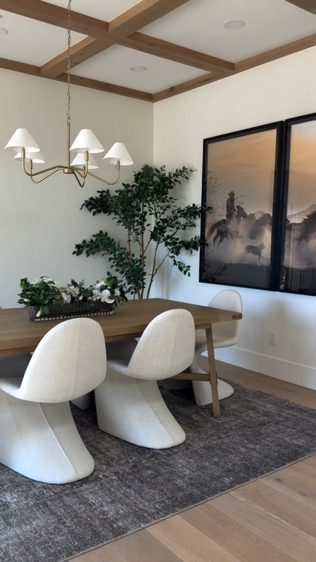 Staged an upcoming project today- loving this dining room. 🤩

Project by Rich Construction 
Design + staging us @kozidesigner 

#diningroomdecor #diningroominspo #arizonadesign #interiordesignersofinsta #diningroomdesign
