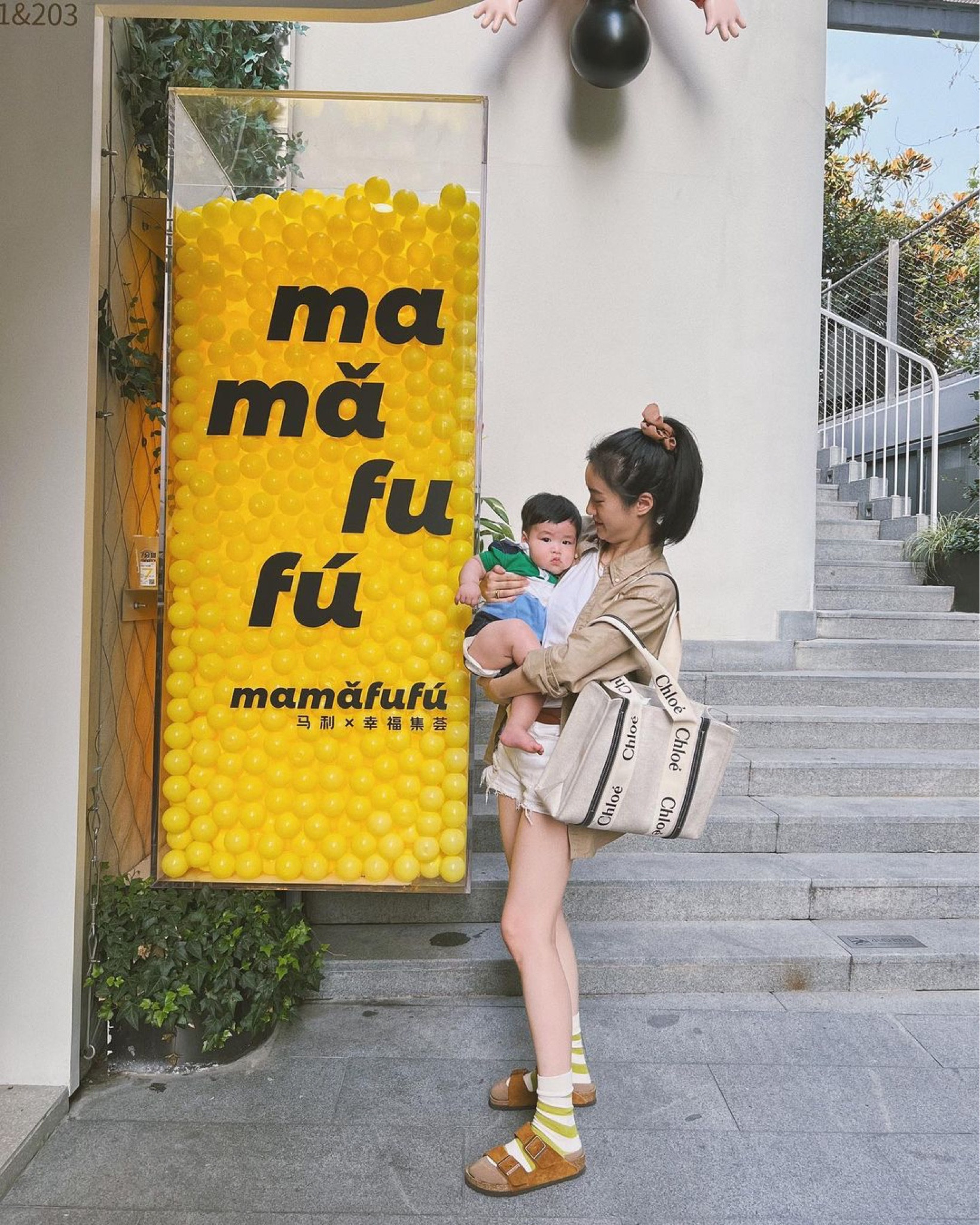 今天终于亲子装啦！
是妈妈的拉夫劳伦男孩啊！
好好看哦！
天气总算凉快了
非常想遛黄毛毛
拍完发现我都很少在看镜头哎
眼睛一刻不停看着阿毛
又想他玩玩看看摸摸
又很怕他磕着碰着
大家还有什么遛小月龄宝宝的好地方呀？
快点告诉我

#ootd #poloralphlauren #mybaby
#LTKchina #LTKasia

#LTKbaby #LTKitbag #LTKshoecrush