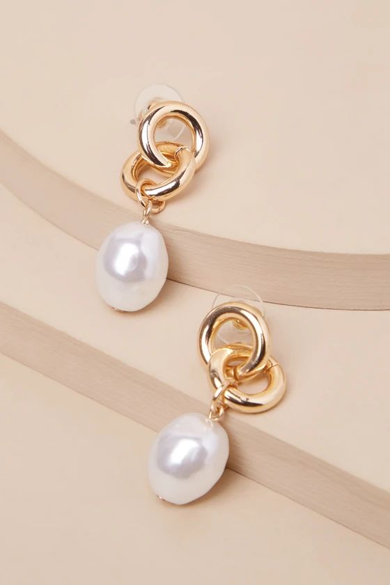 Deluxe Glamour Gold Pearl Charm Interlocking Earrings | Lulus