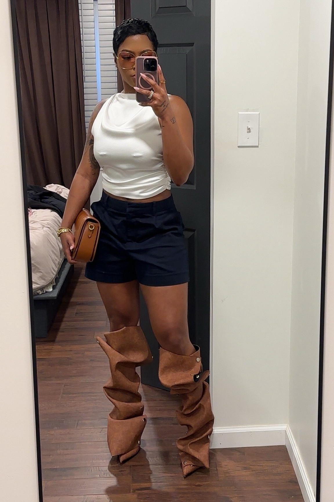 Shades: Tomford 
Top: Zara |S|2442/650|
Shorts: Zara |M|4387/072|
Crossbody: Zara |6064/110|
Boots: Linked


