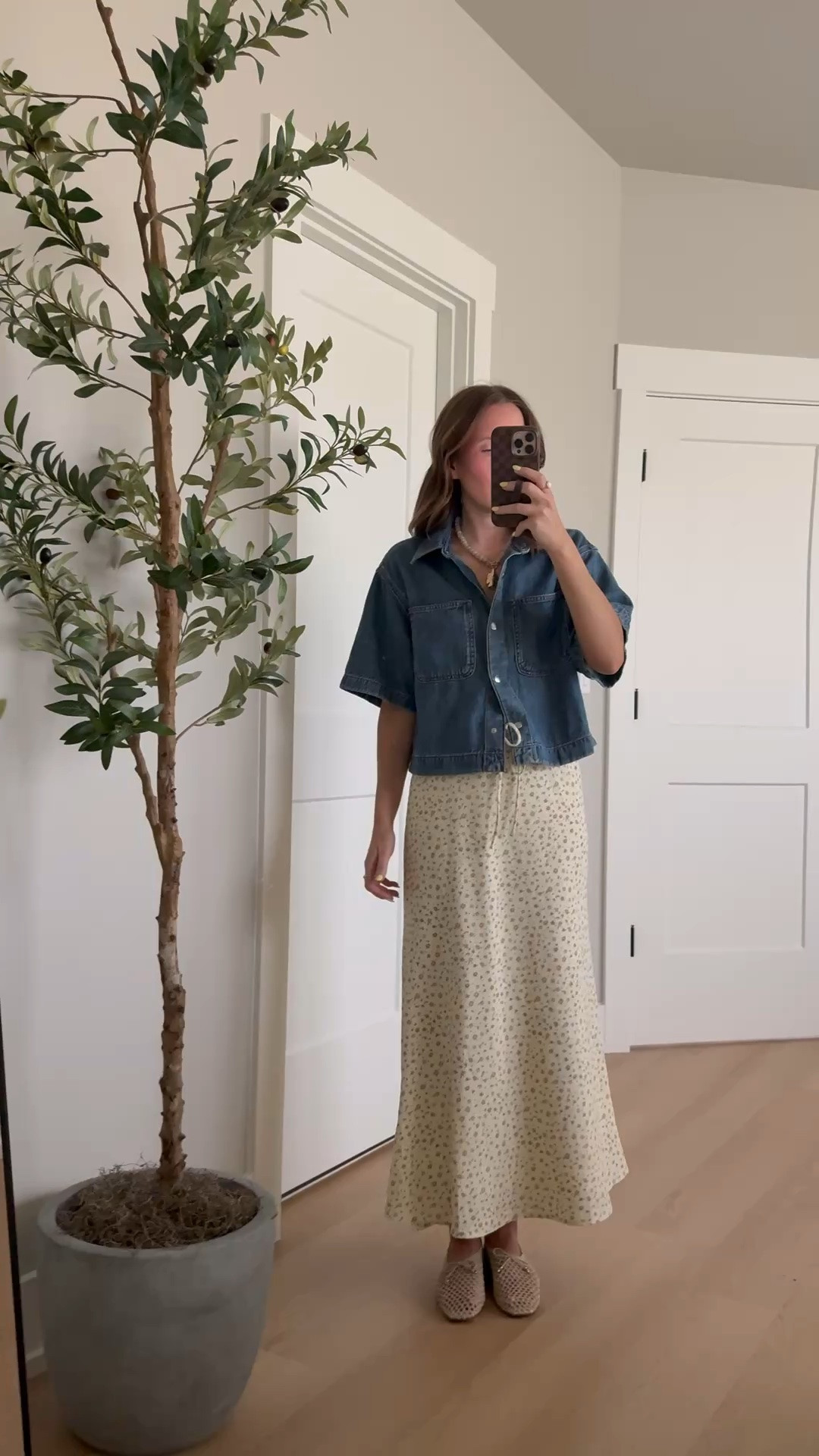 Teacher outfit idea 🍎 I can’t stop wearing this skirt! Yellow floral print with a drawstring waist. Use code 20ASHLEYG for 20% off! Paired with this denim button down which is a closet staple! Wearing size small in both!


Teacher style, teacher outfit idea, classroom style, Bohme, denim button down, outfit idea