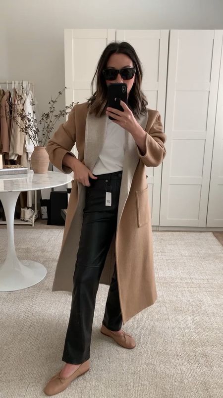 Try-on of my faux leather pants. Absolutely love these! 

Coat - Eileen Fisher xxs (old)
Tee - Everlane Medium
Pants - gap petite 25
Flats - Mansur Gabriel 5
Sunglasses - YSL 