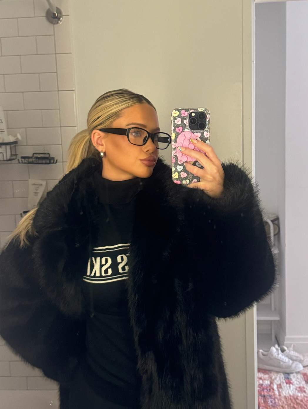 A little faux fur moment 🖤 

 #LTKgrwm #LTKootd #LTKSeasonal