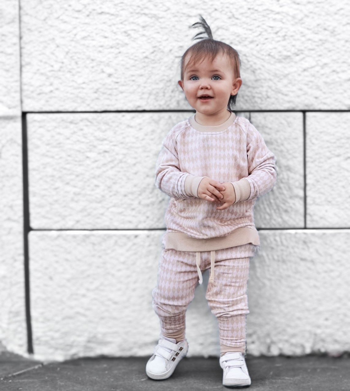 Forever thinking about fall 🍂 

This adorable jogger set is made from bamboo + so soft! We love the side-split hem on the crewneck and the pockets in the joggers — Madeline kept putting rocks away to save for a rainy day 🤪 

Madeline is 27 pounds and 33 inches wearing size 2T! 

@bumsandrosesofficial #bumsIRL