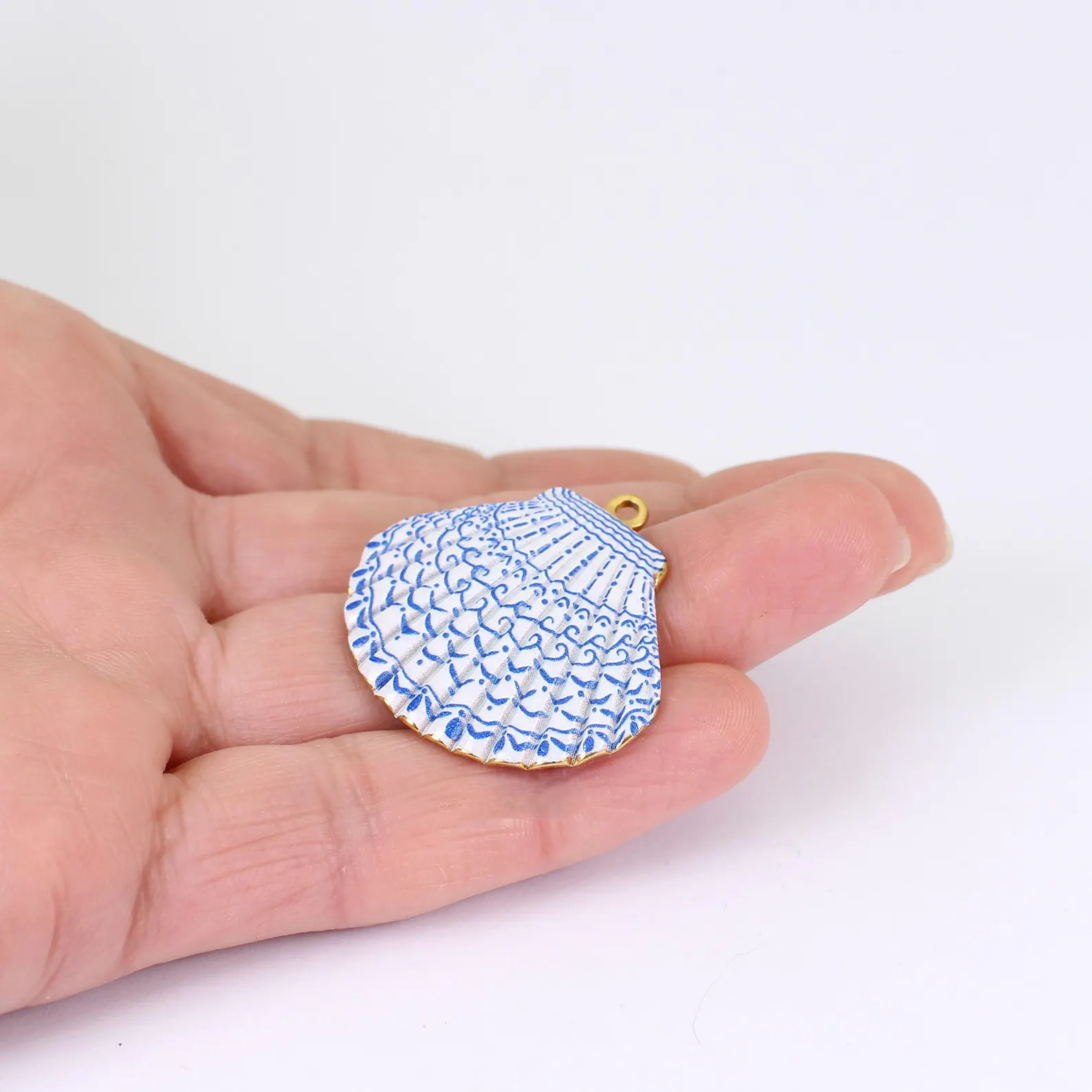Shell Pendants with Blue and White Chinoiserie Style Print, 33mm x 30mm, Gold Plated Steel with E... | Etsy (Global)