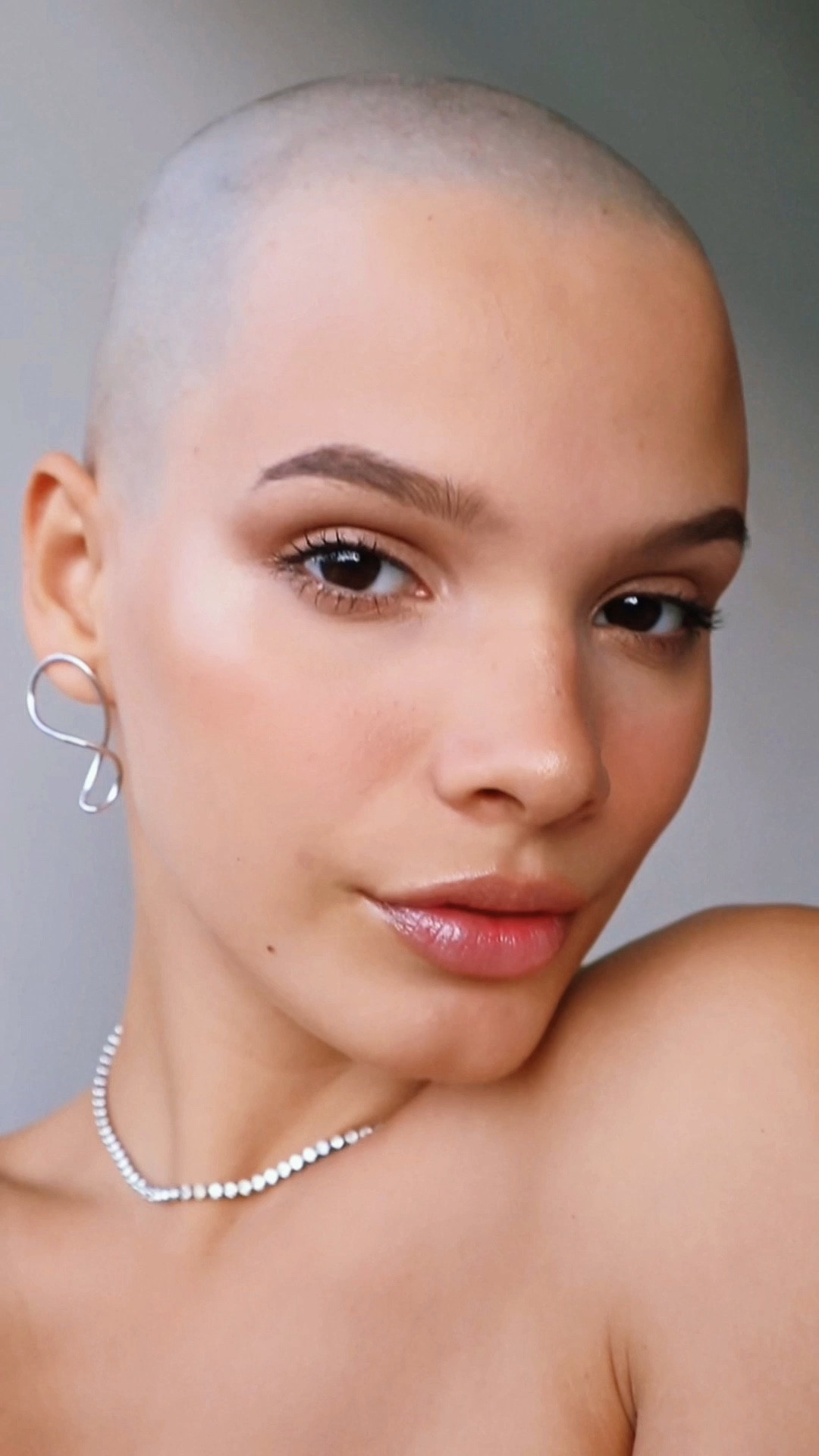 sombra  cintilante num degradê marrom + cabeça raspada 

#LTKbeauty #LTKbrasil #LTKVideo