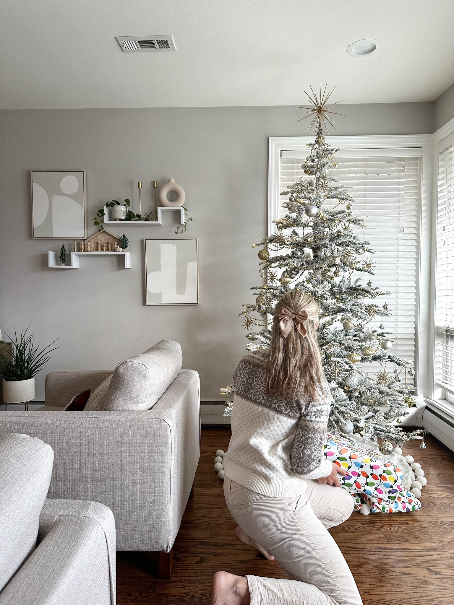 White Christmas Tree
cozy holiday sweater outfit | sale | hair bow 

#LTKhome #LTKHoliday #LTKGiftGuide