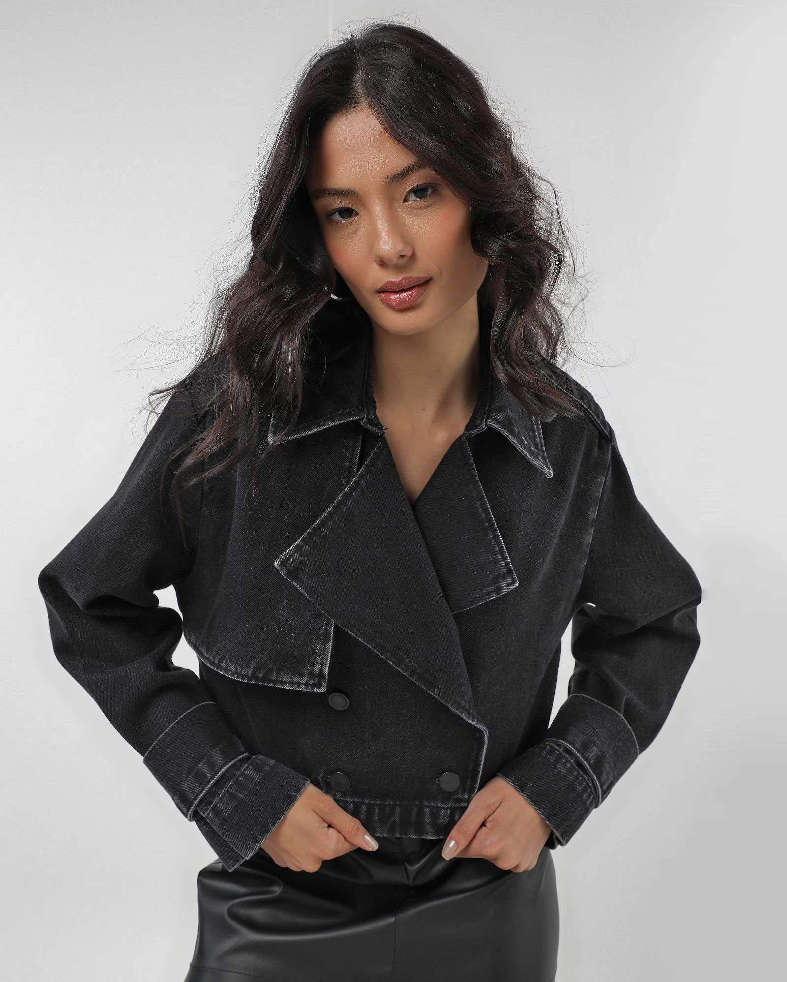 Trench coat black jeans cropped transpassada | Pool Jeans by Riachuelo | Riachuelo (BR)