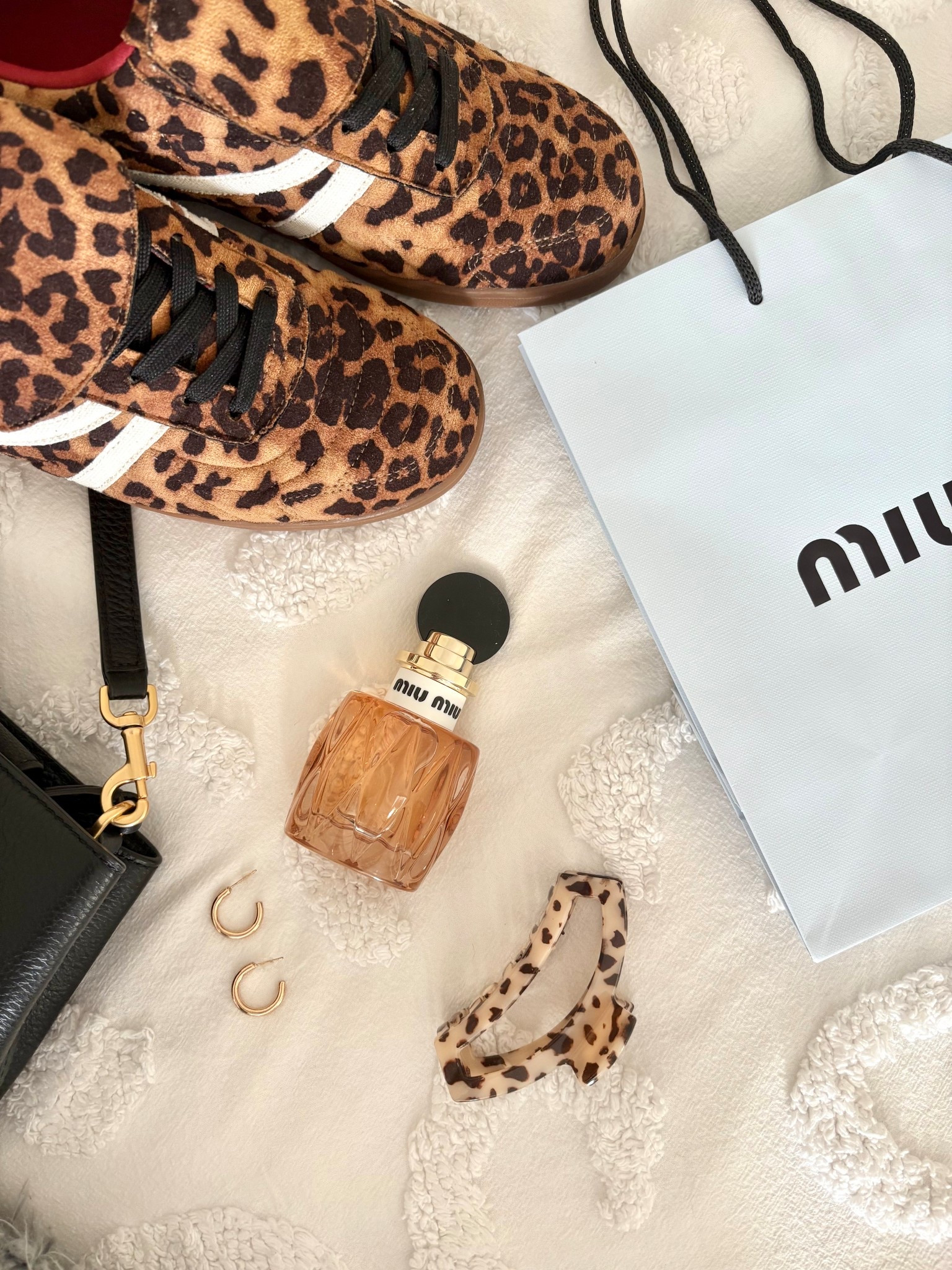 The scent of fall 2025🤭🤍 Meet Miu Miu Miutine Eau de Parfum!!

Details:
Fragrance Family—————
Warm Floral Gourmand

Key Notes—————————
Top Note: Wild Strawberry Accord
Heart Note: Gardenia accord
Base Note: Brown Sugar, Vanilla, Patchouli oil