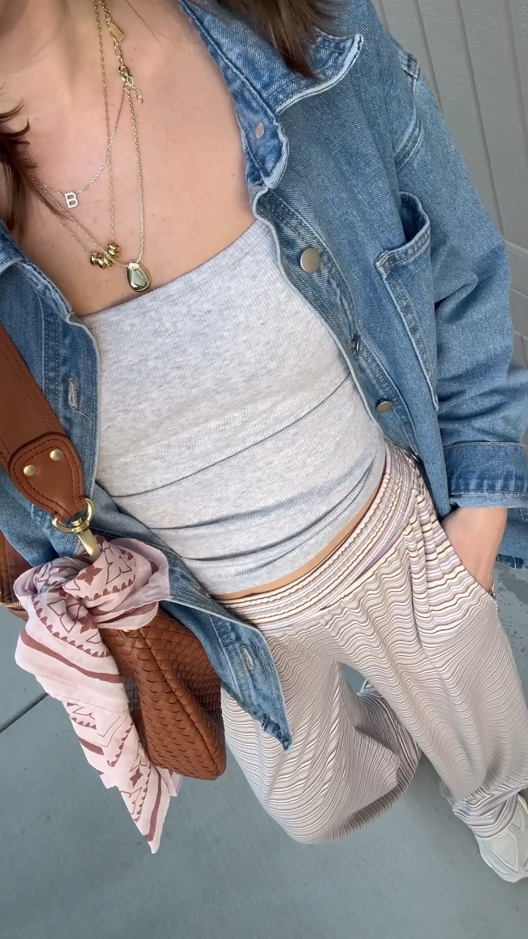 The comfiest pull on pants! They are ribbed and stretchy and have a comfy pull on waistband. Wearing a size small

Abercrombie style, spring style, lounge pants 