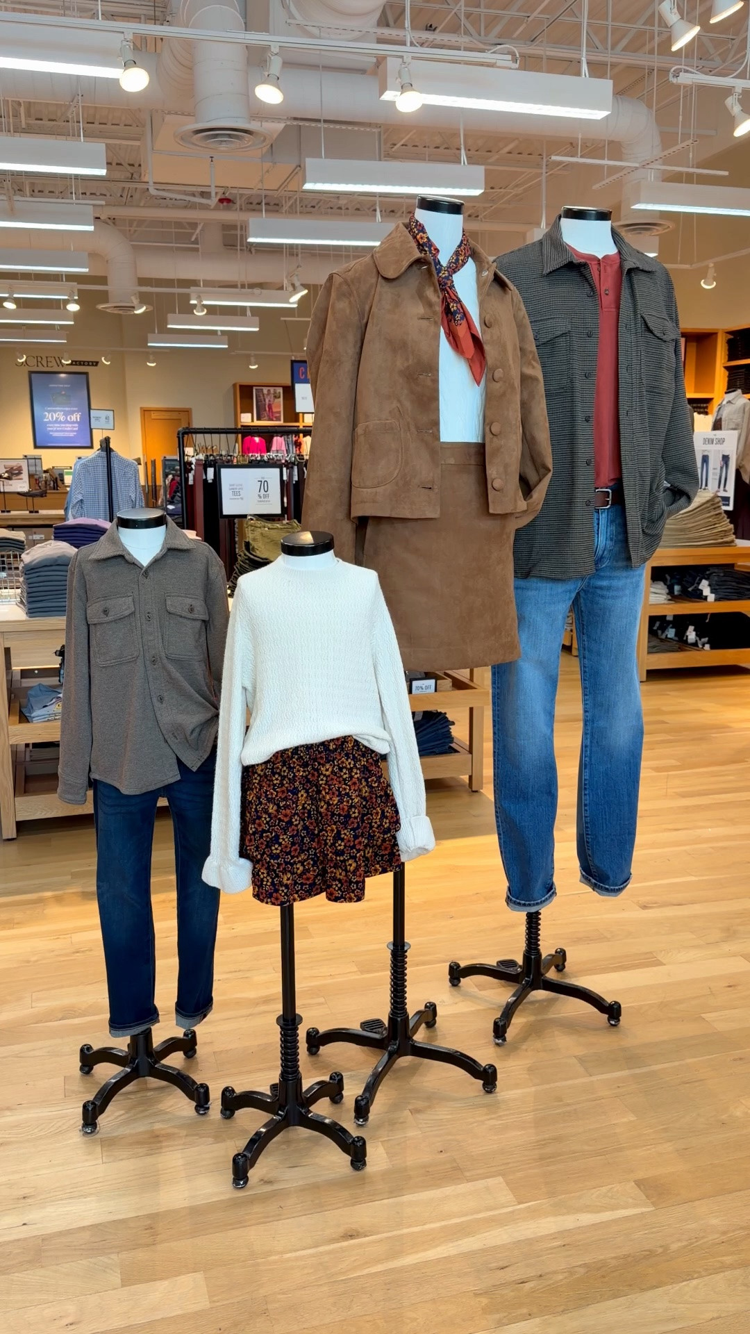 Style inspo from J Crew on how to style your family for photos this fall. Family pictures - fall family outfits 

As a photographer, my only edit would be to skip the denim and go with corduroy or chino pants for the boys.

Jcrew - Ralph Lauren aesthetic- fall outfits