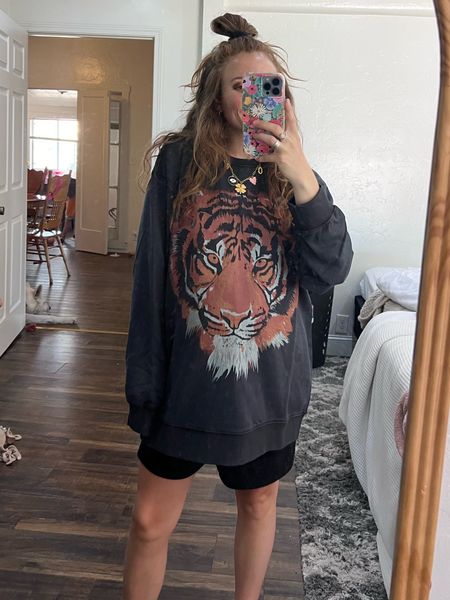 Obsessed with this tiger wrangler sweatshirt 
Wearing Xs 
Small shorts 