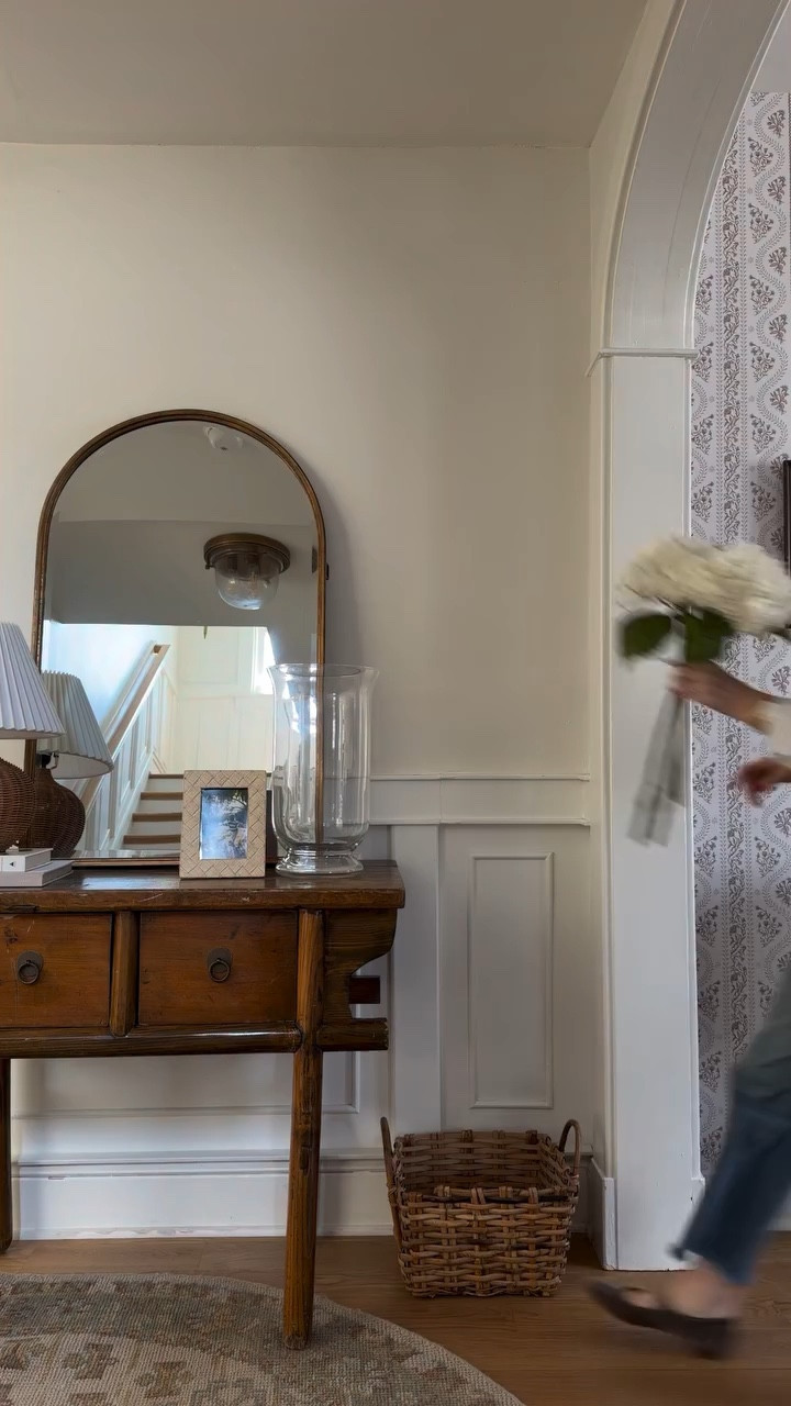 This is as seasonal as it gets around here. You really don’t need to overthink and switch things up as much as the weather does! As soon as Spring hits, I swap my entry steps until the Fall. It’s a subtle nod of something fresh, done and done 🤙🏼 Comment STEM for these @amazon gems + my other go-to to choose from! 

#classichomedecor #fauxhydrangeas #nancymeyers #affordablehomedecor #coastalcottage