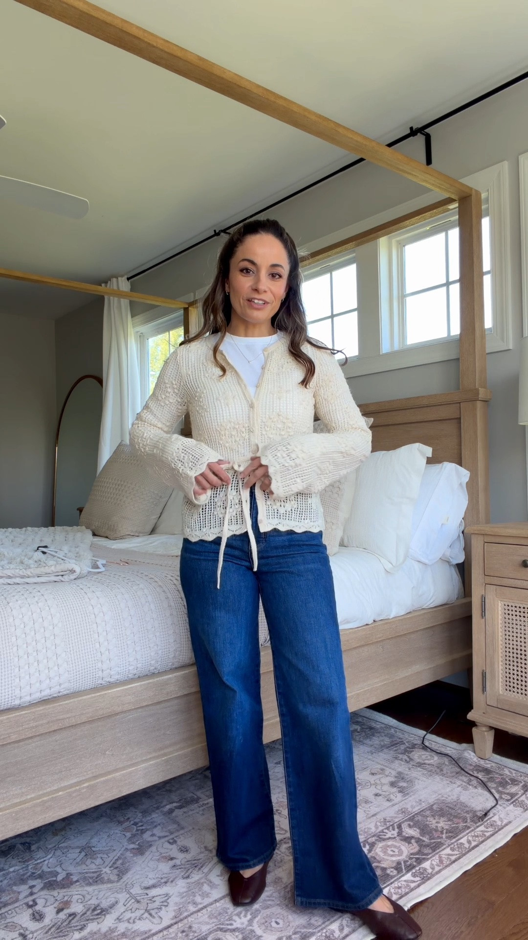 Outfit of the day! 

Wide leg jeans: petite 24 / 10.5” rise /28” inseam 
Long sleeve top: xs 
Cardigan: xxs 
Shoes: true to size

#LTKPetite