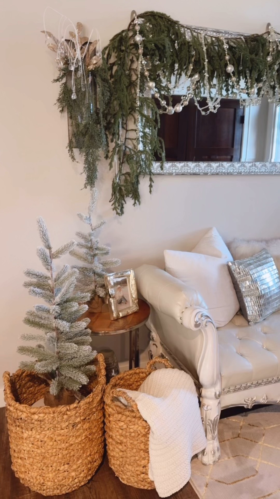 Entryway Update 😍

#LTKSeasonal #LTKHoliday #LTKHome