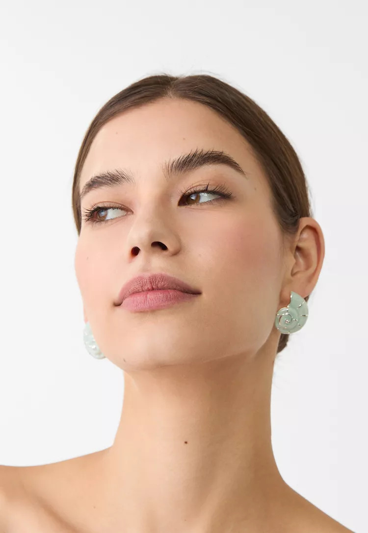 Enamelled seashell earrings | Stradivarius (UK)