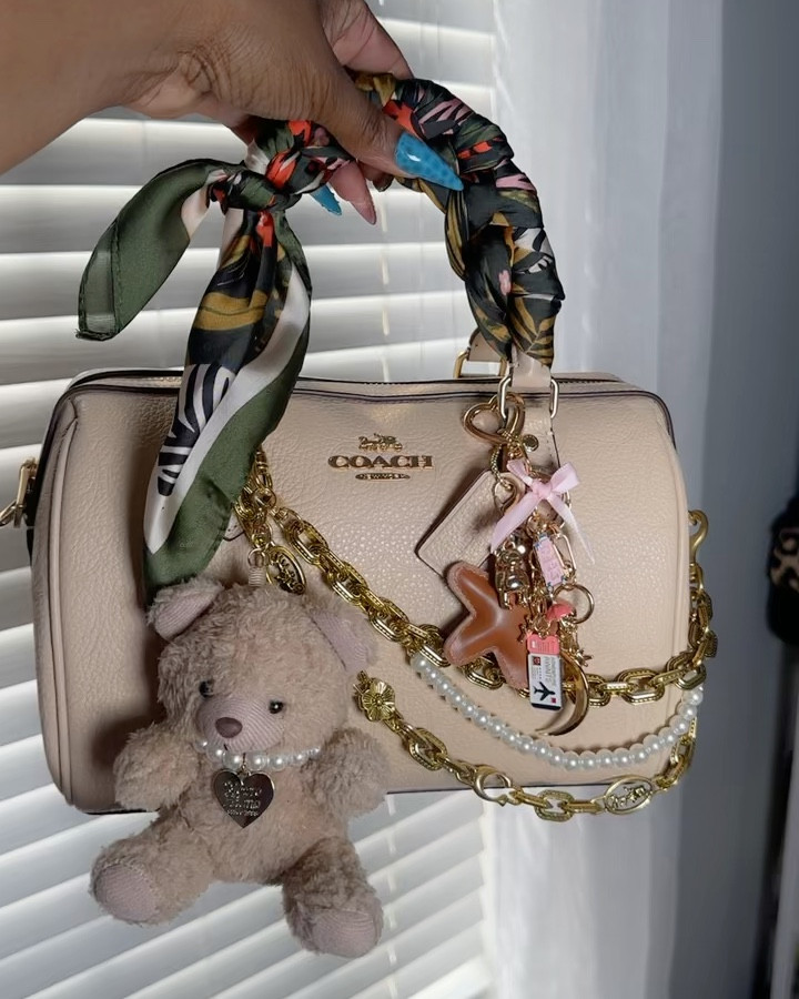 Turning my COACH bag into a statement piece 💁🏽‍♀️ Cute, classy, and a little extra 🧸💖 #coachbag 
