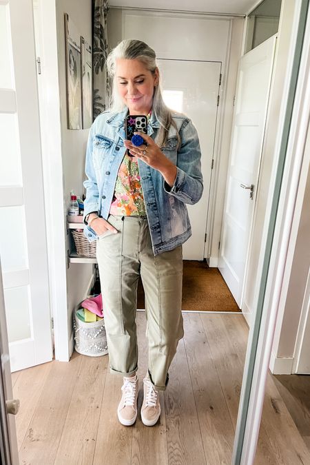 Ootd - Saturday. Kaki green cargo pants paired with a loose fit floral Blouse (old, Mango), high top Vans sneakers and a very old denim jacket (Sissy Boy). 



#LTKstyletip #LTKeurope #LTKmidsize