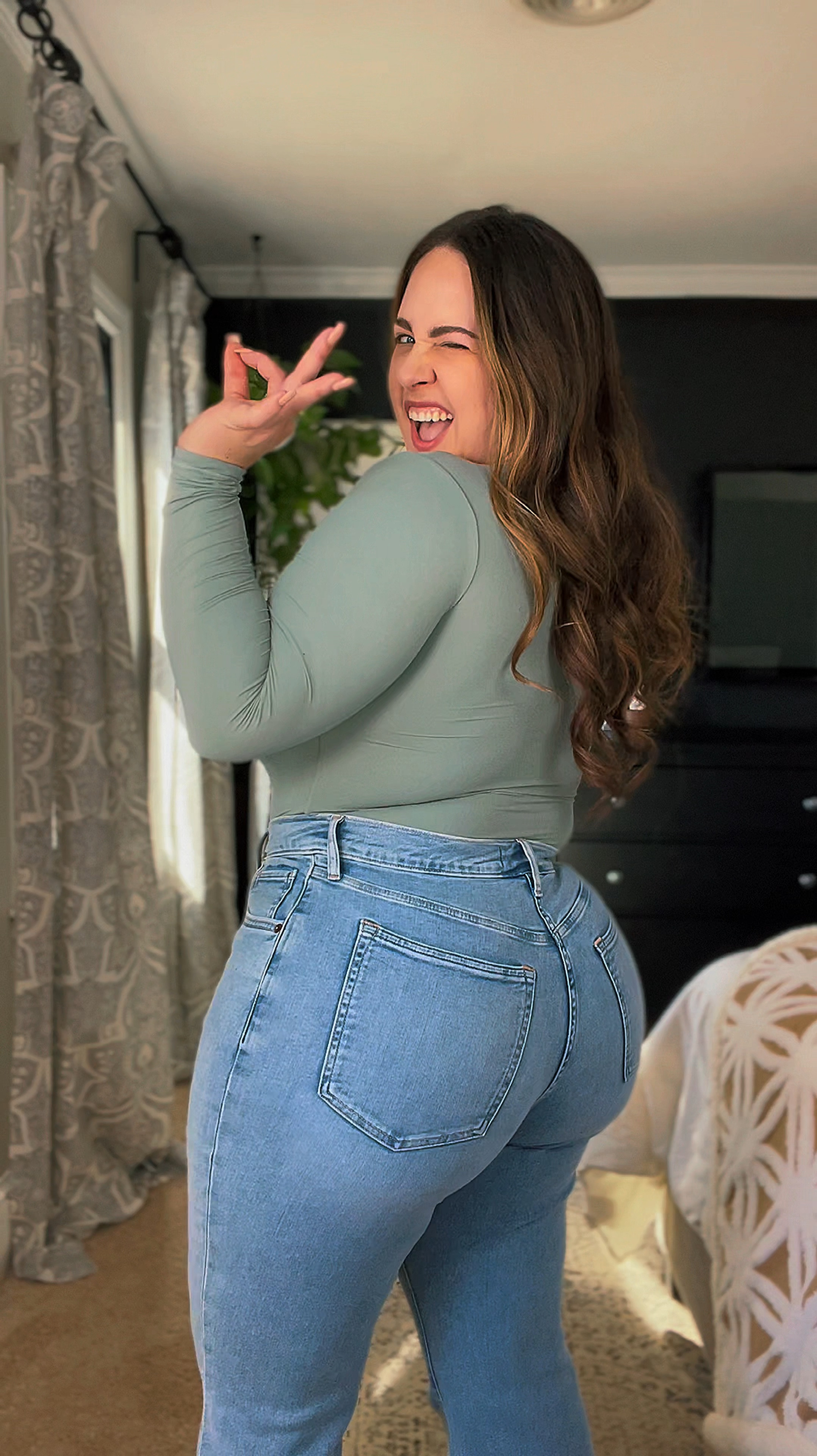 USE CODE SUITEAF FOR AN ADDITIONAL 15% OFF! 

The flares have the most stretch, but I own all these styles and they fit great! 

Wearing a size 33 (some in short, some in regular!) Similar to the fit of OLD NAVY CURVY SIZE 16 

#jeans #curvelove #curvyjeans #size14 #size16 #fallfashion #casualoutfits 

#LTKMidsize #LTKxAF #LTKSaleAlert