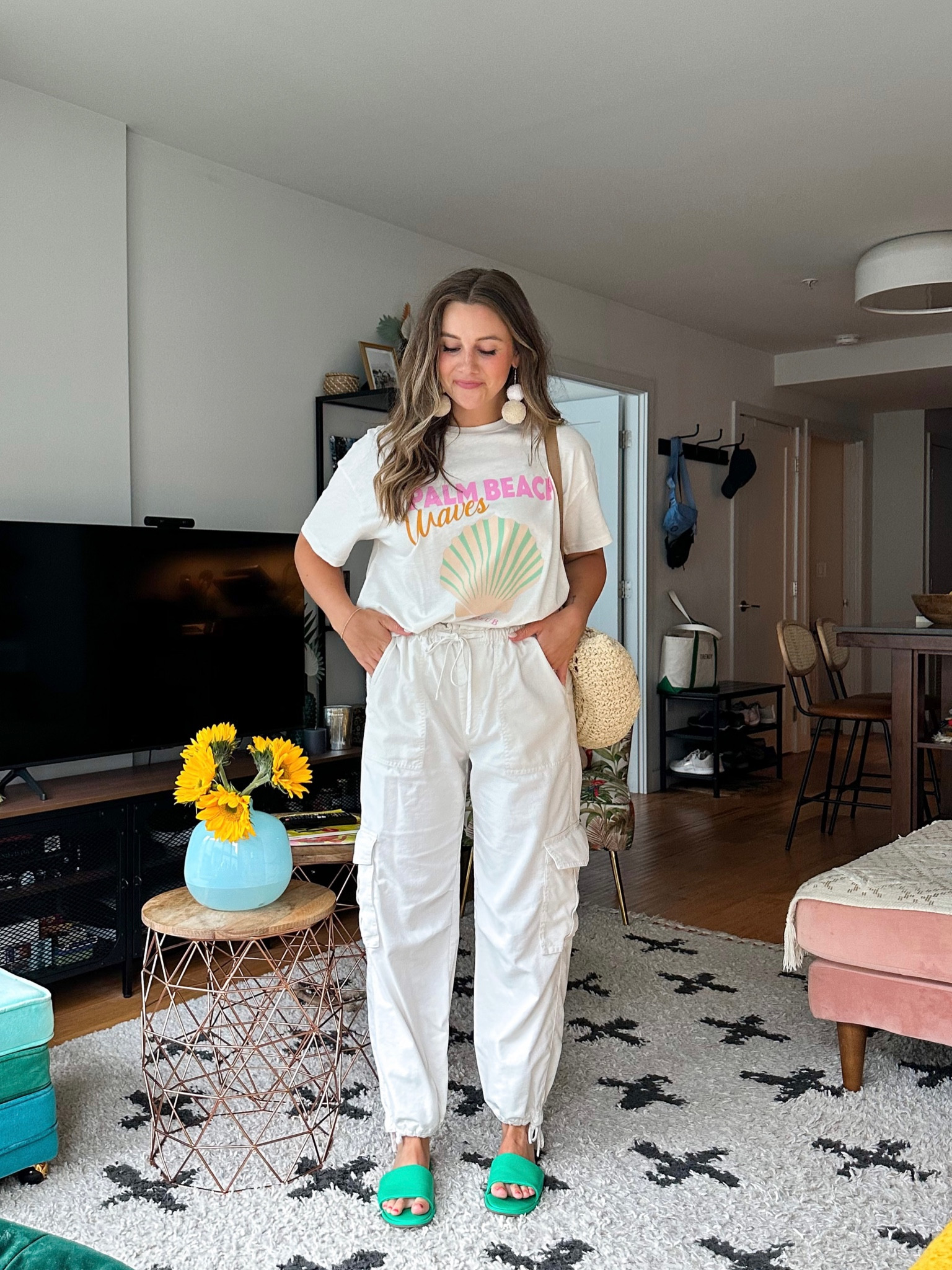 Fun casual summer cargo pants outfit!
Wearing a small/short in the pants, medium in the tee, and shoes are tts 