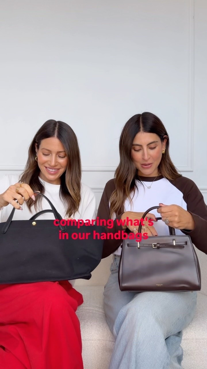 Let's put out twinning skills to the test with this... how in sync are we with what's in our handbags?! 😅❤️🙌🏼