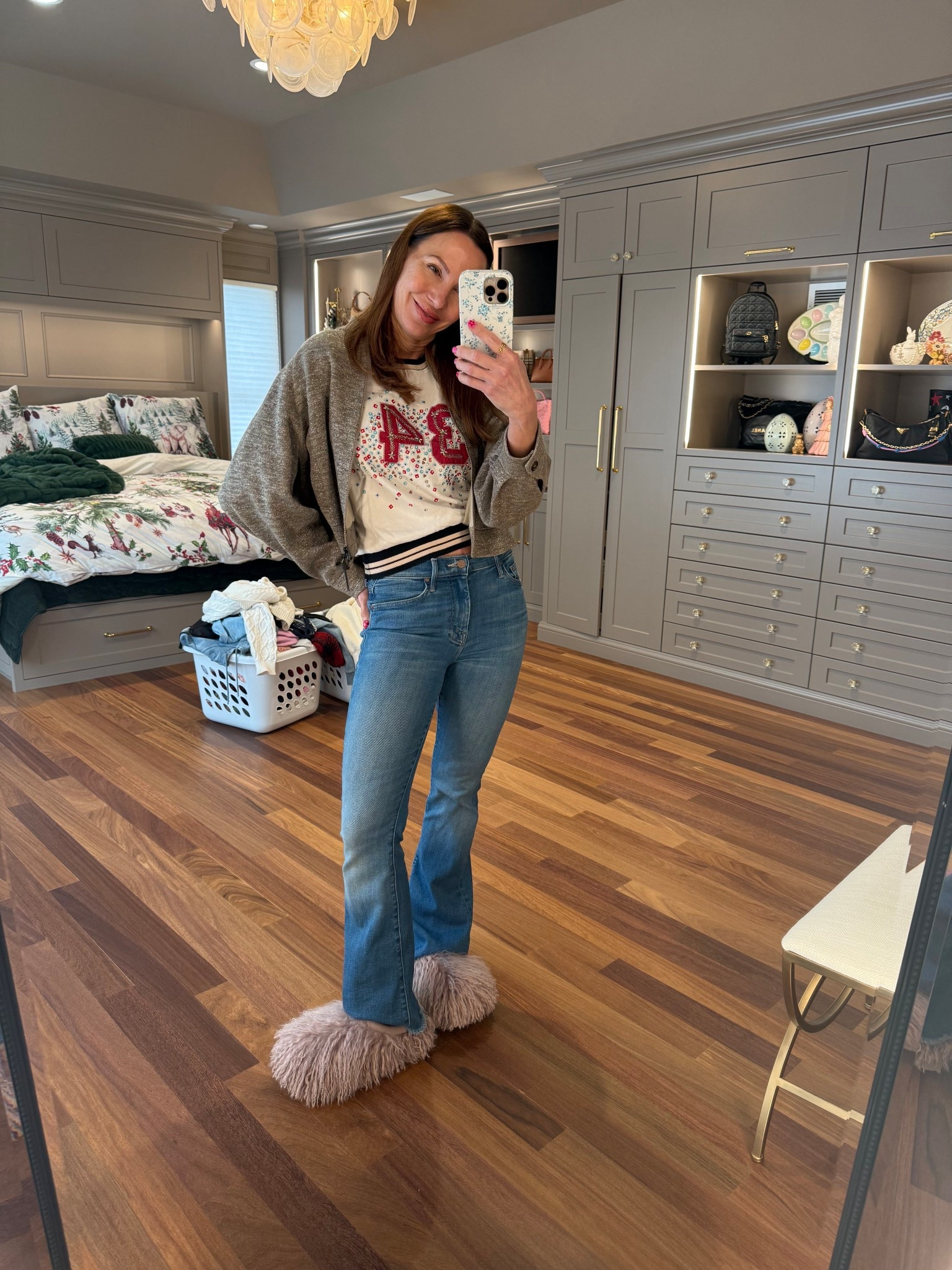 Ootd!
Jeans: mother the weekender fray
Top: anthropology
Slippers: Ugg
Sweater:  brunello cucinelli 
Phone case



#LTKootd #LTKmomlife #LTKdayinmylife