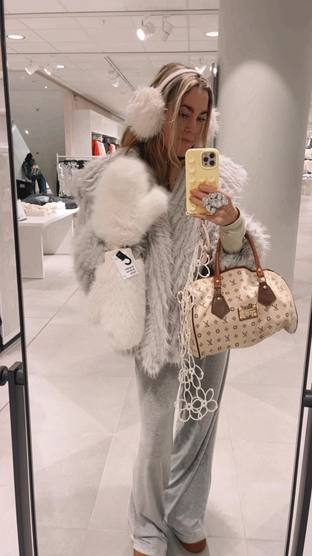 Today’s Fluffy faux fur jacket with an amazing oversized collar 💛💛 and these cute winter accessories the fluffy mittens and earmuffs 🤍🤍
Our phone necklace is from our brand PrettyPiecesbySiss available on www.bySiss.com 💫💫

#LTKU #LTKHoliday #LTKSeasonal